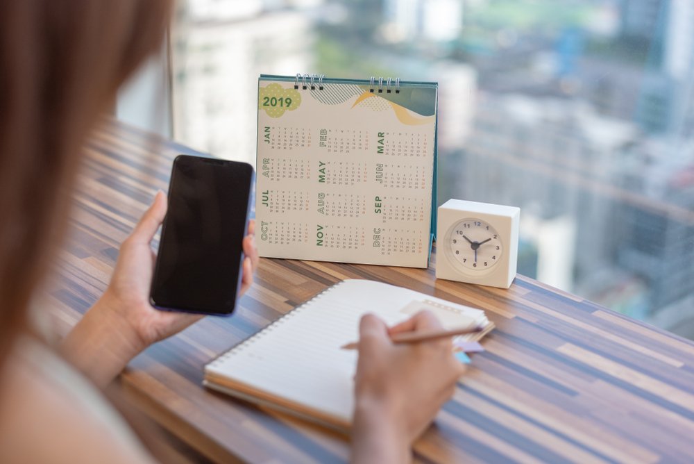 Mujer coordinando sus calendarios. Fuente: Shutterstock
