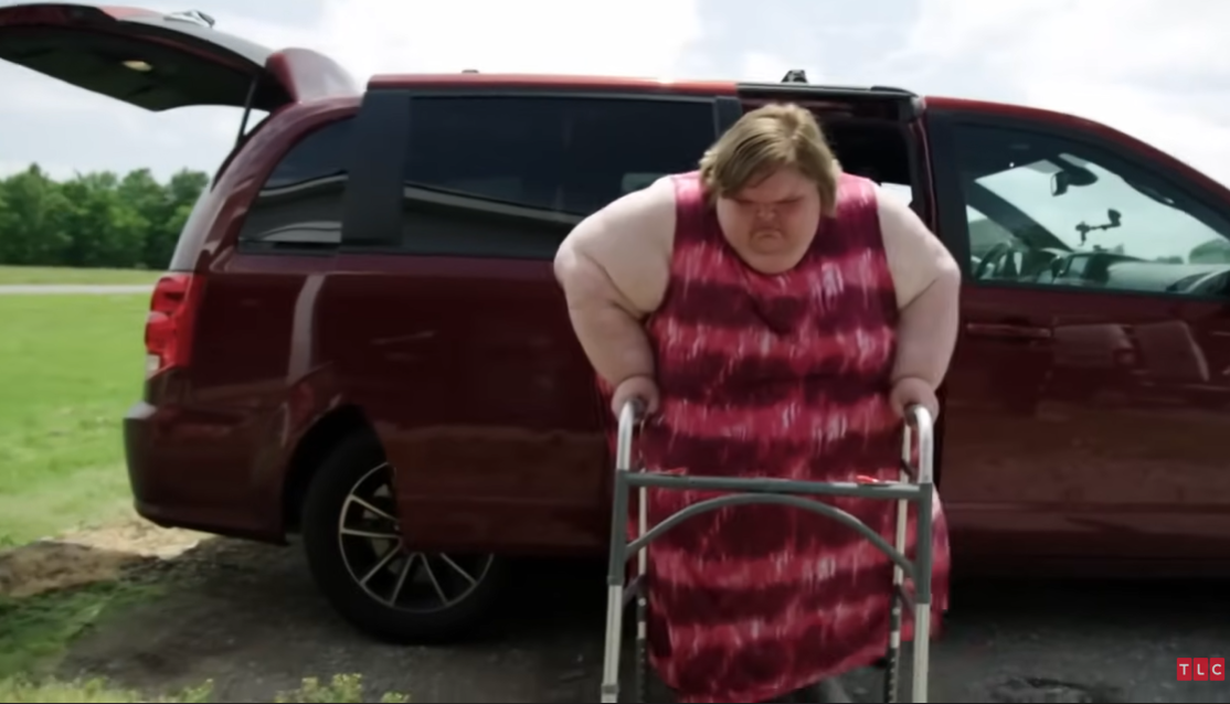 Tammy Slaton sale de un automóvil en un episodio del reality show de TLC "1000-Lb. Sisters", que se subió a YouTube en enero de 2023 | Foto: YouTube/TLCAustralia