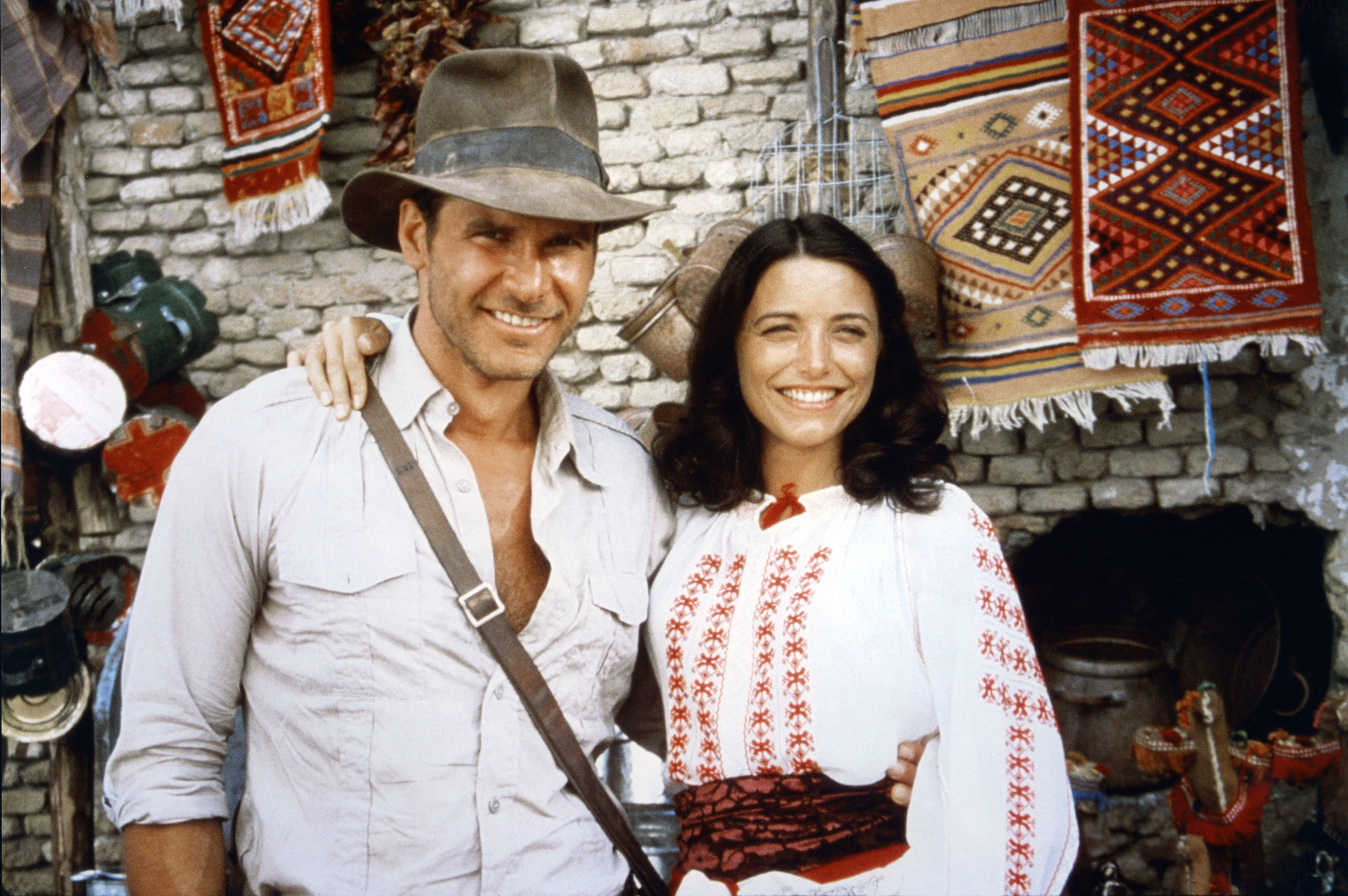 Harrison Ford y Karen Allen en el rodaje de "En busca del arca perdida" en 1981 | Fuente: Getty Images