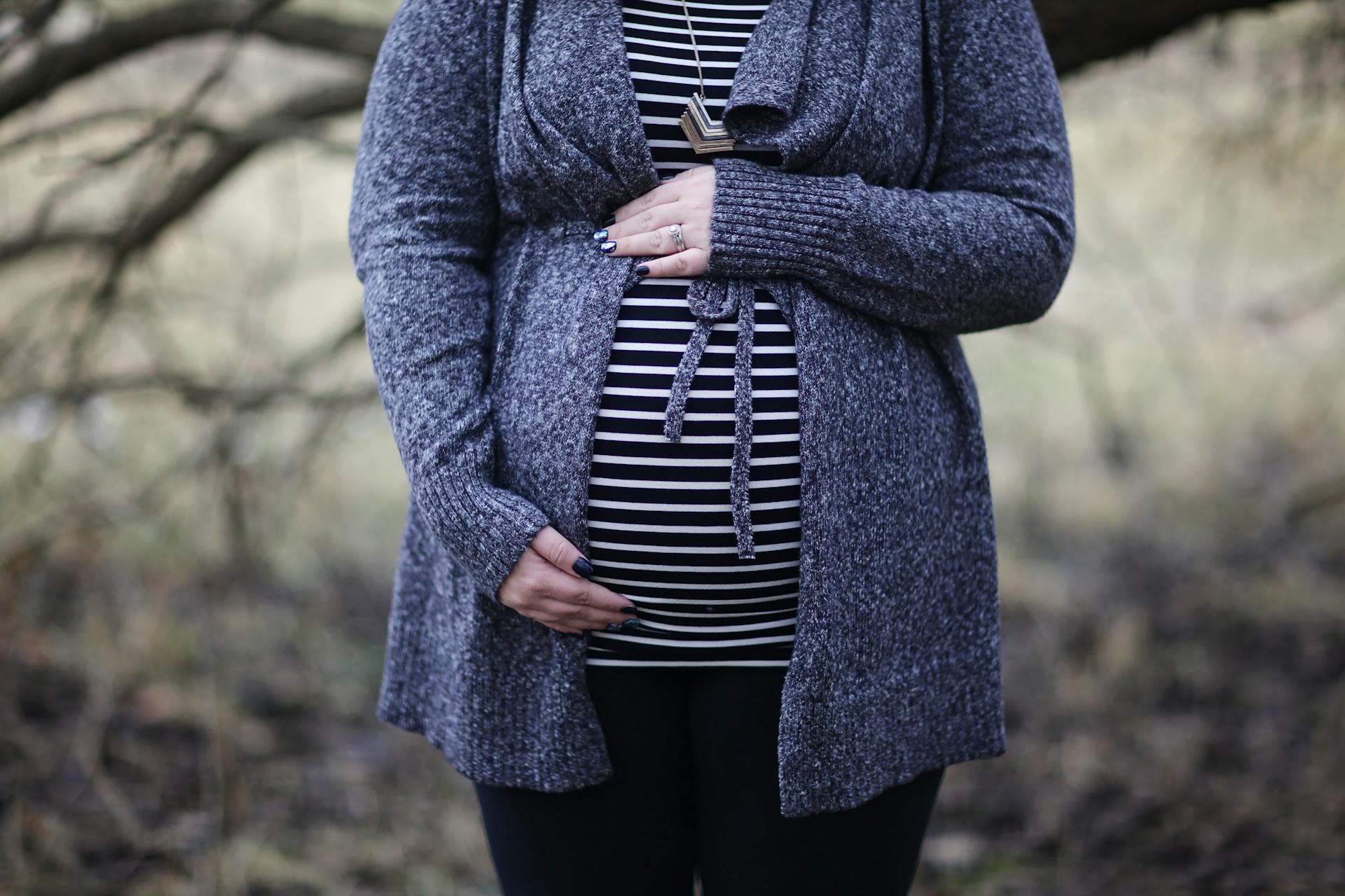 Mujer embarazada sujetando su barriguita | Fuente: Pexels