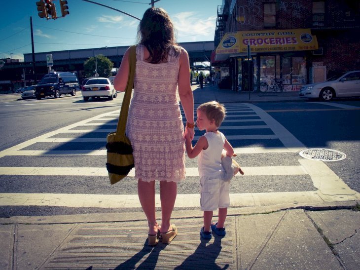Mamá esperando para cruzar la calle| Foto: Flickr