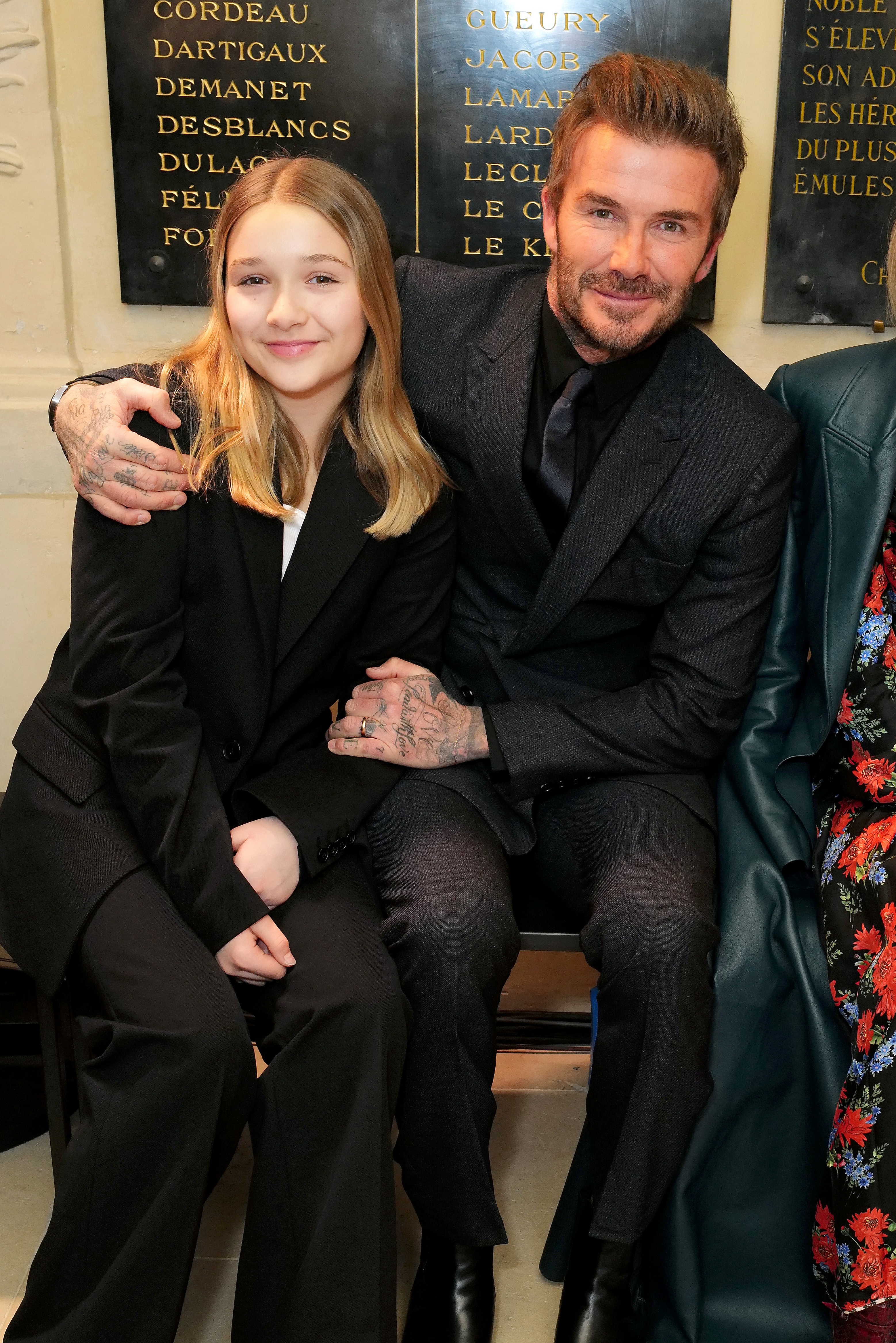 Harper y David Beckham asisten al desfile Victoria Beckham FW23 durante la Semana de la Moda de París el 3 de marzo de 2023 | Fuente: Getty Images