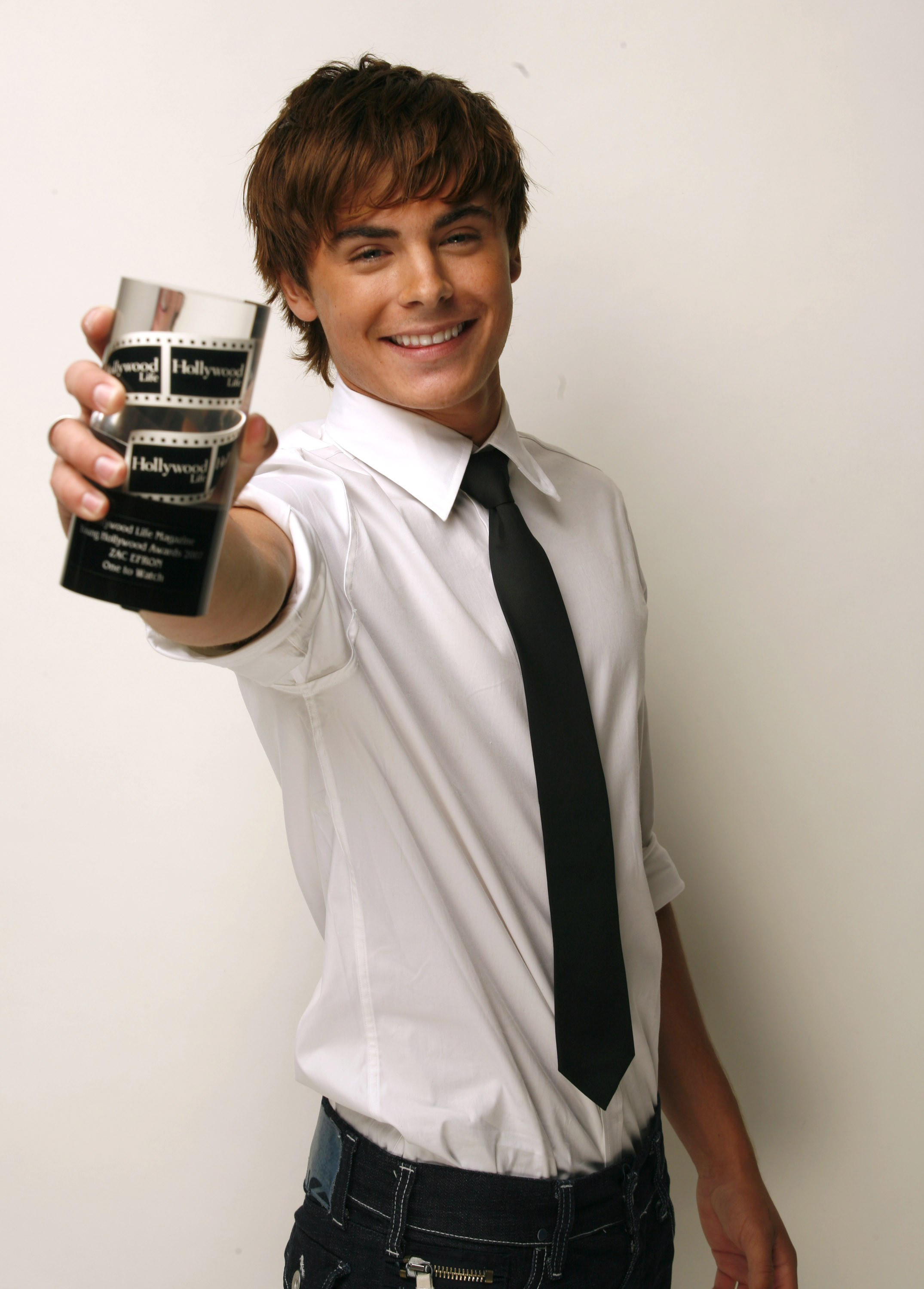 Zac Efron sostiene su premio One to Watch en los Movieline's Hollywood Life 9th Annual Young Hollywood Awards el 22 de abril de 2007 | Fuente: Getty Images