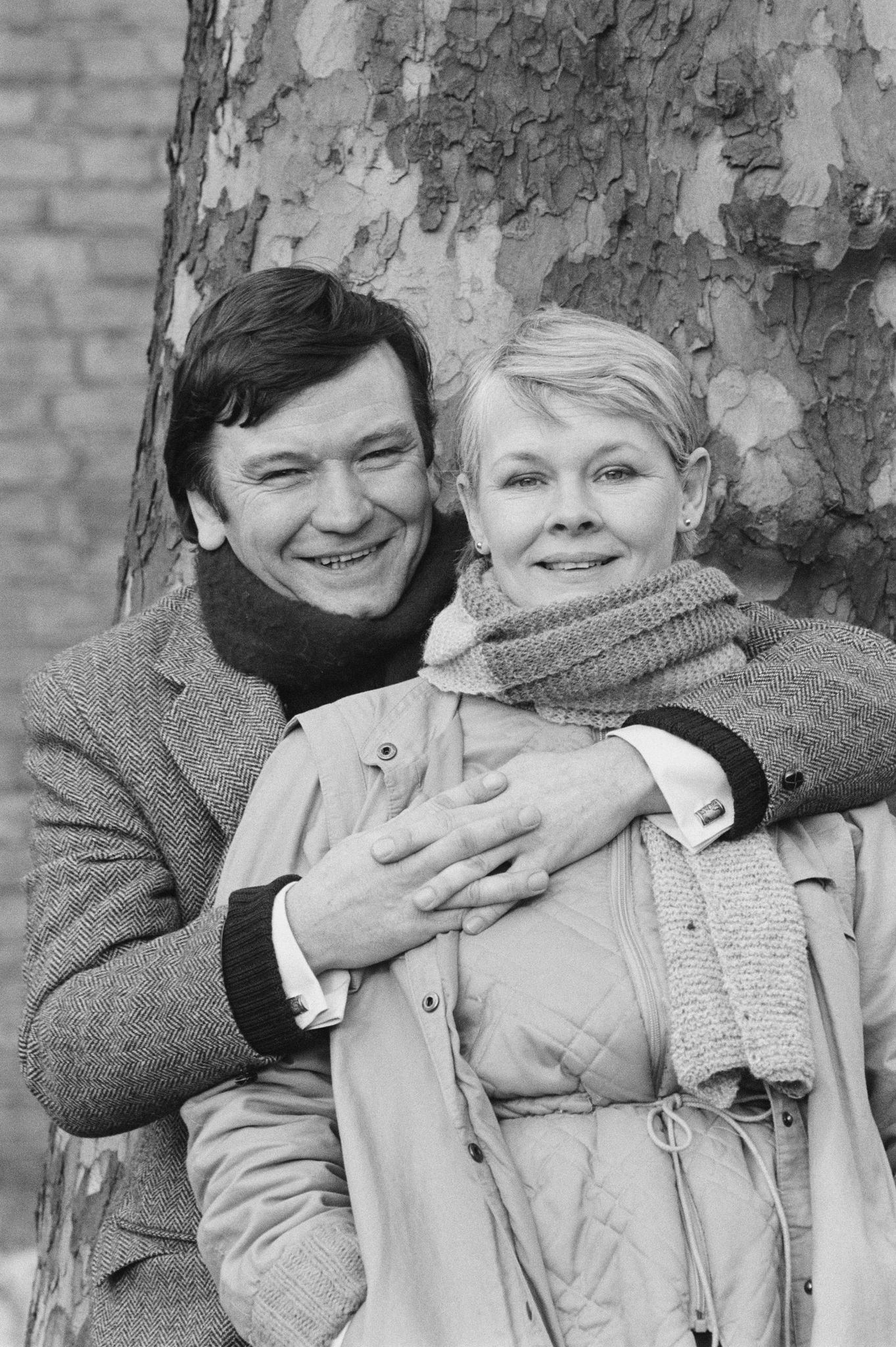 Judi Dench y Michael Williams en la comedia televisiva 'A Fine Romance' en 1983, en Londres, Inglaterra. | Foto: Getty Images 