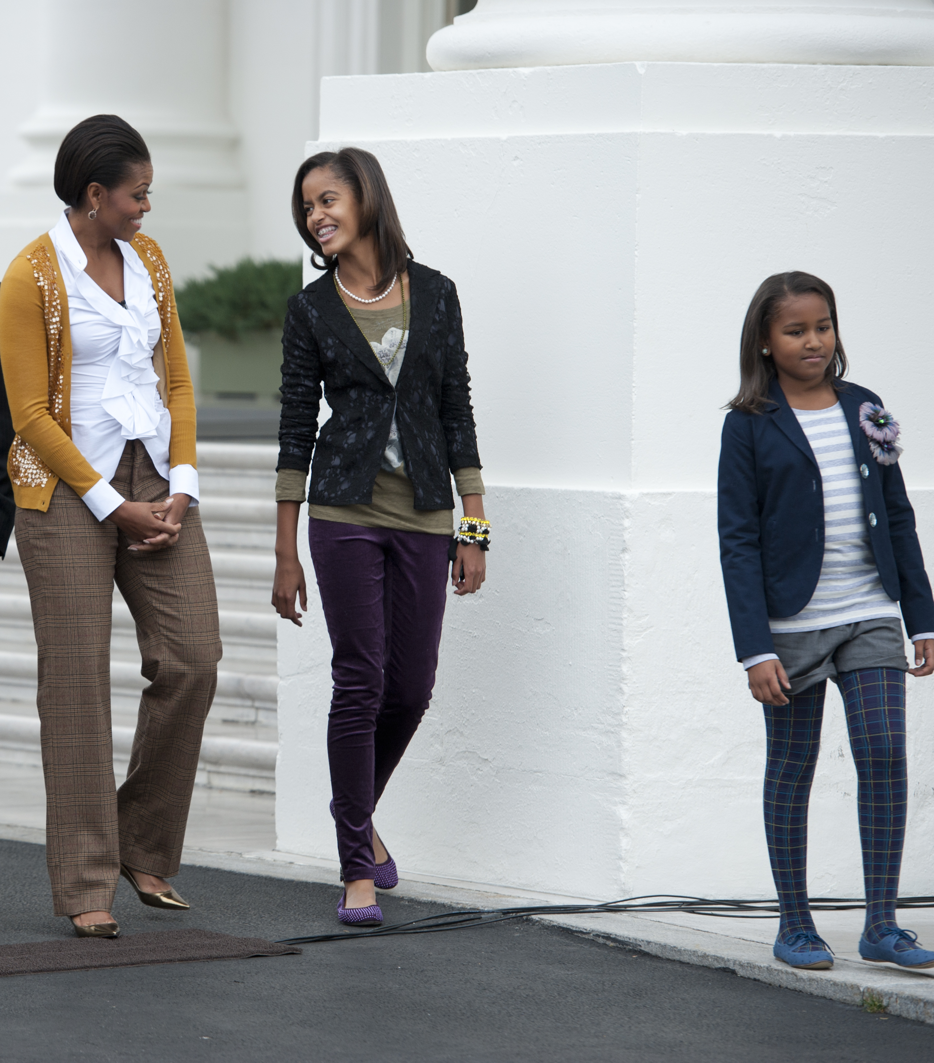 Michelle, Malia y Sasha Obama caminan por el Pórtico Norte de la Casa Blanca en Washington, D.C. el 26 de noviembre de 2010 | Fuente: Getty Images