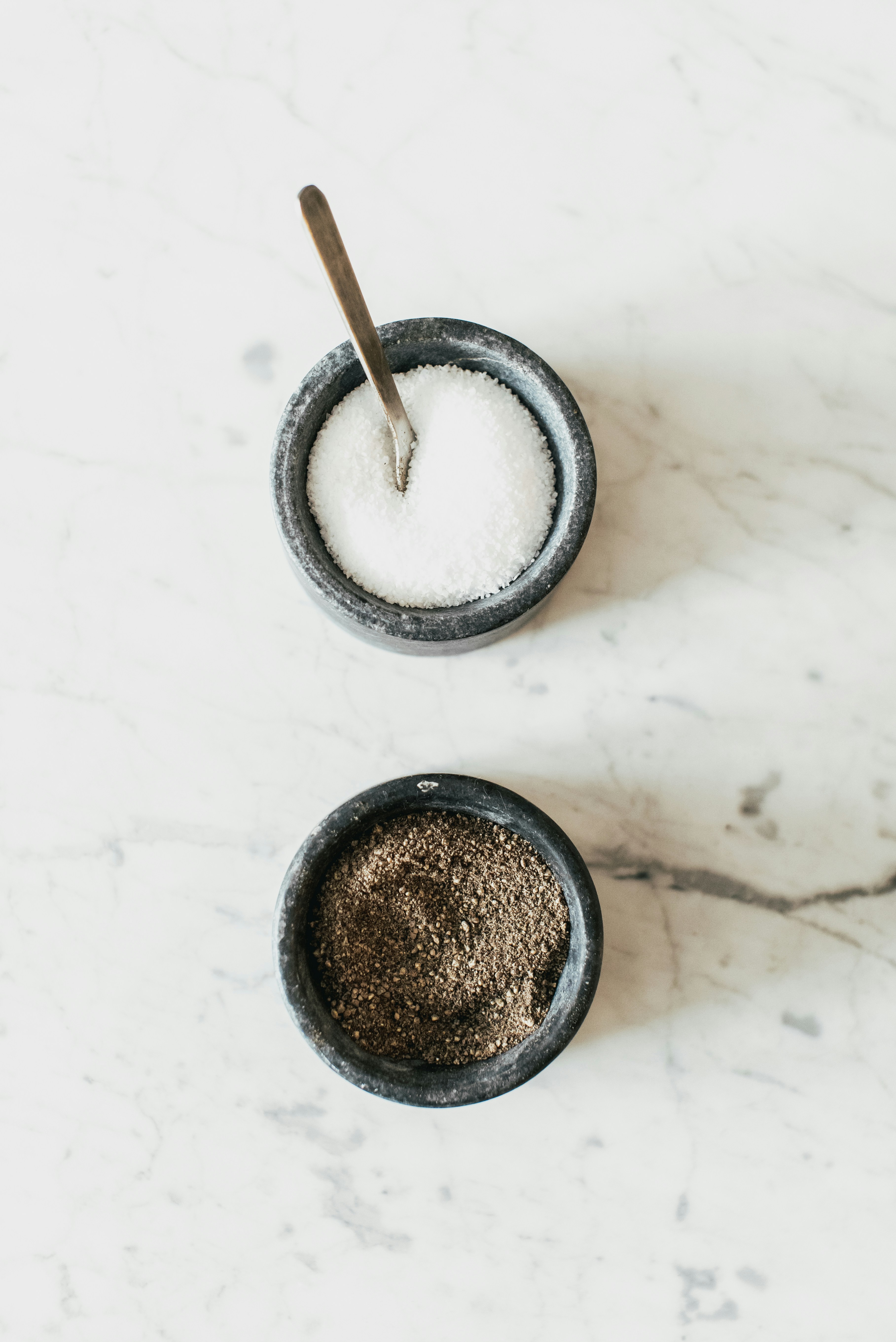 Cuencos de sal y pimienta | Fuente: Unsplash