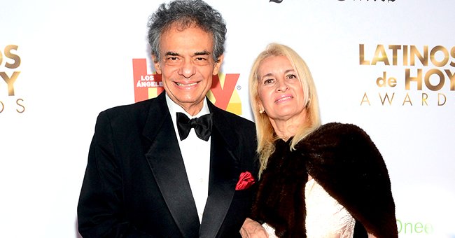 José José y su esposa Sara Salazar posan ante cámaras en Premios Latinos de Hoy. | Foto: Getty Images