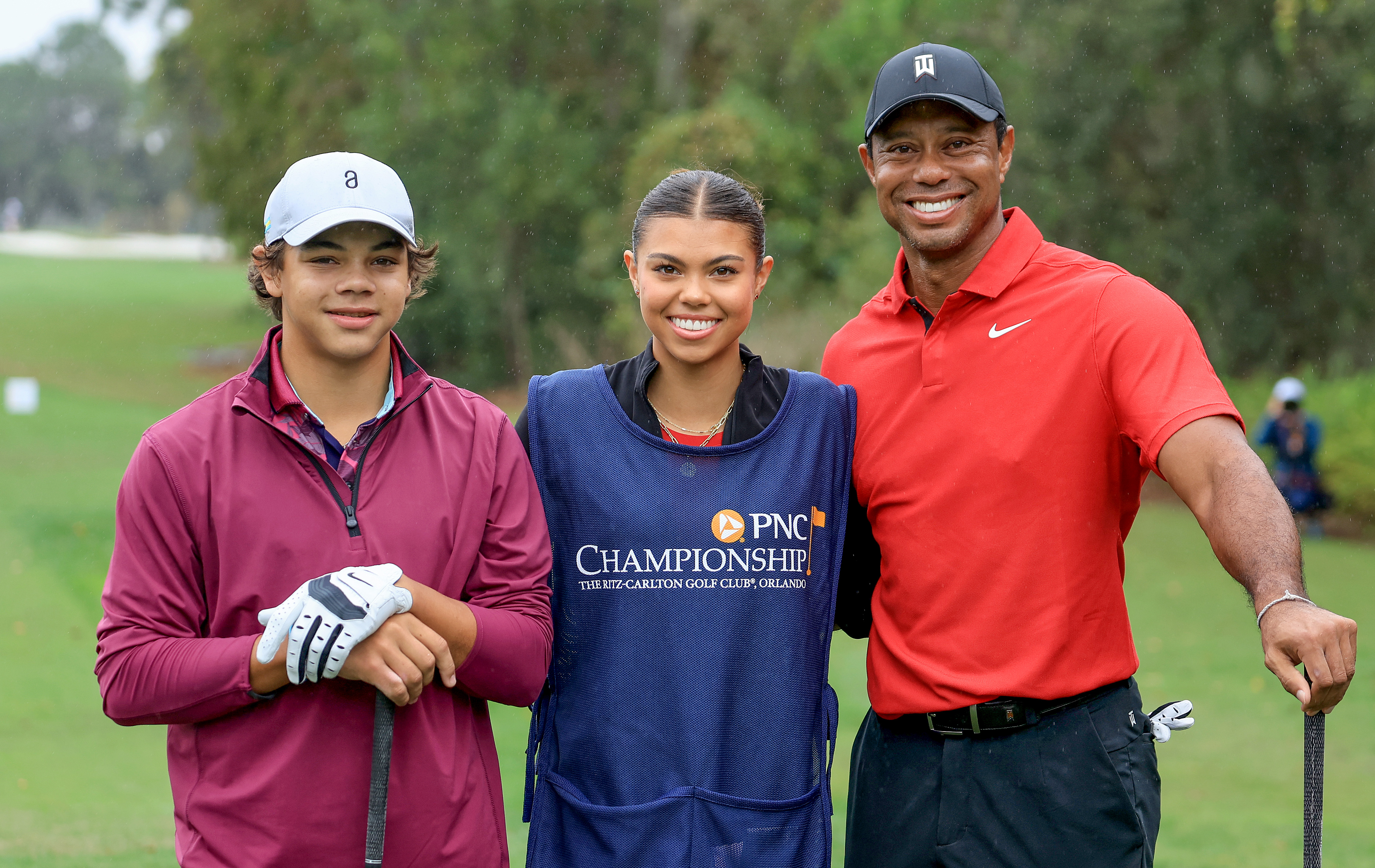 Tiger Woods con su hijo, Charlie, y su hija, Sam, durante la ronda final del PNC Championship en Orlando, Florida, el 17 de diciembre de 2023 | Fuente: Getty Images