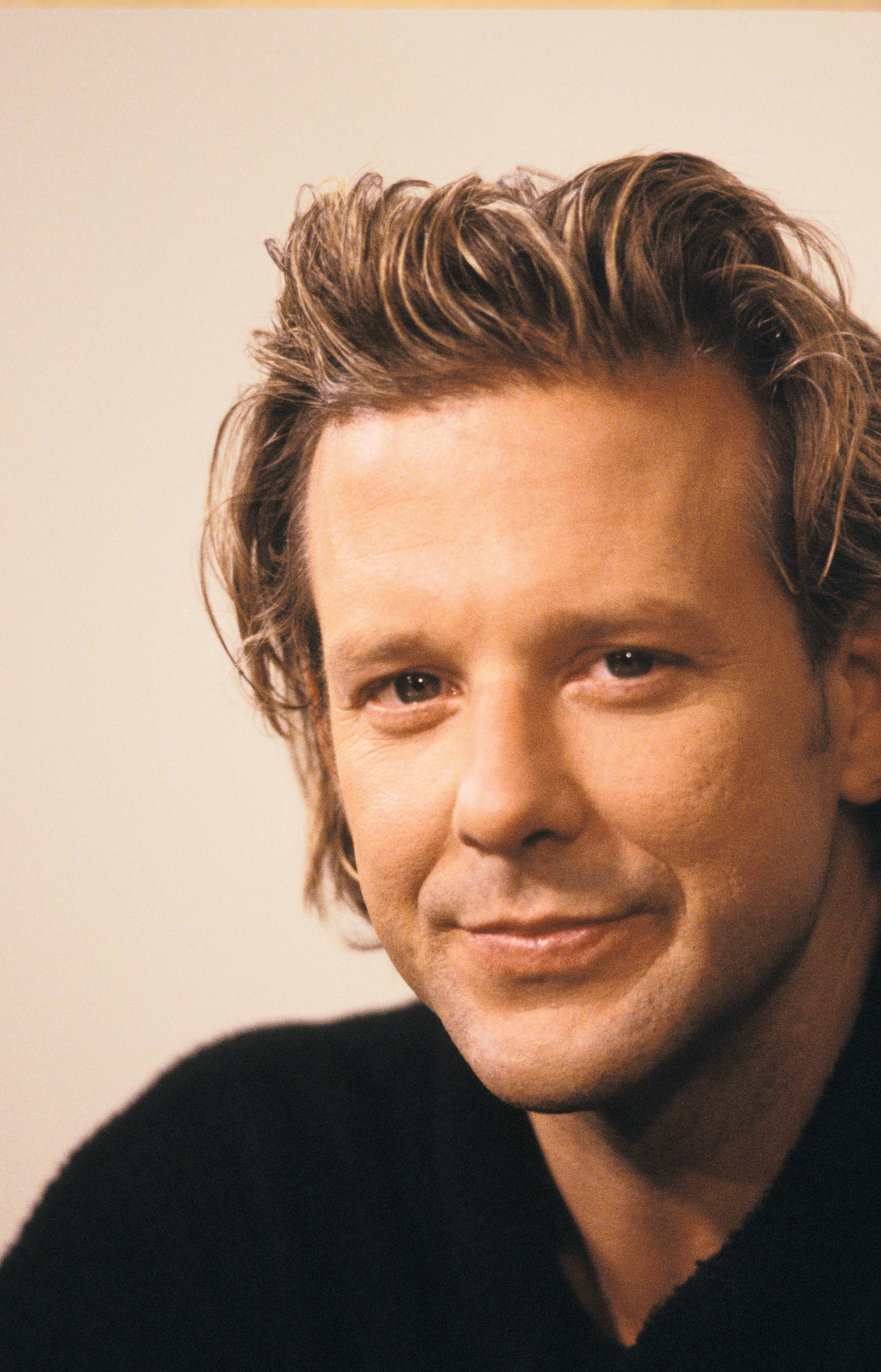Mickey Rourke, fotografiado el 22 de agosto de 1988 en París, Francia | Fuente: Getty Images