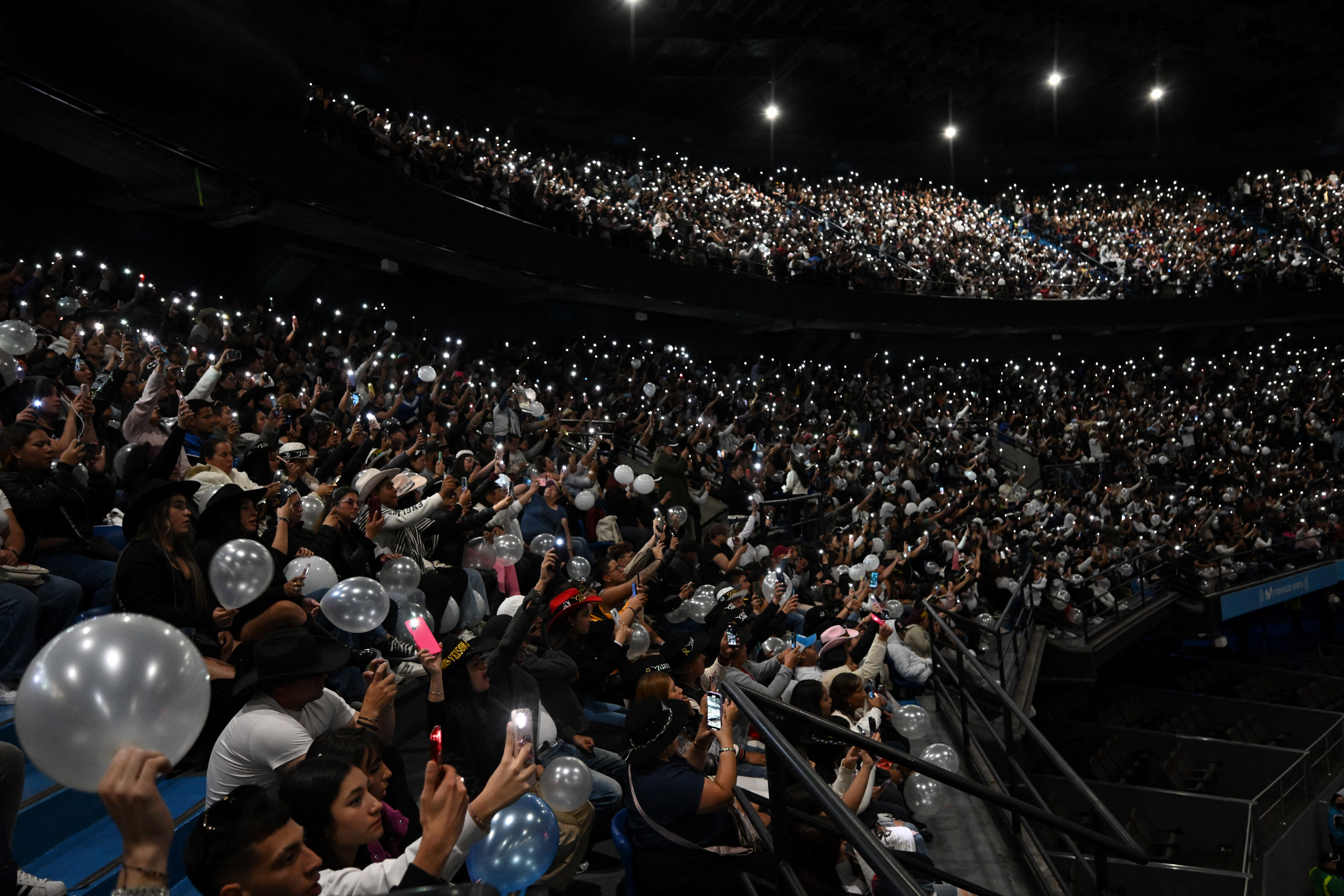 Fans del cantante colombiano Yeison Jiménez asisten a las honras fúnebres simbólicas del artista en Bogotá el 14 de enero de 2026. | Fuente: Getty Images