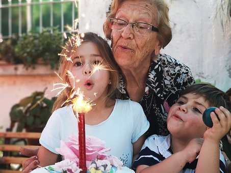 Mujer y sus niños cantan cumpleaños-Imagen tomada de Pixabay