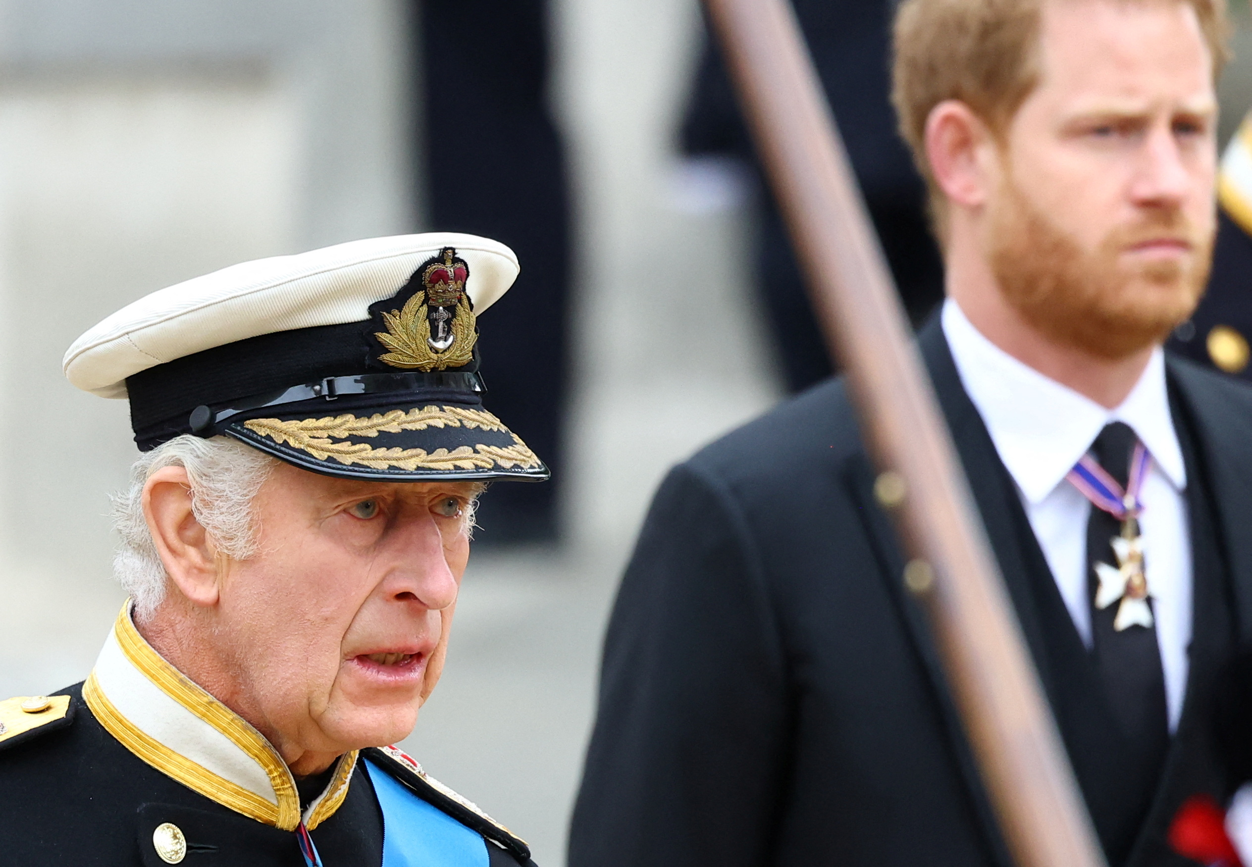 El Rey Charles III y el Príncipe Harry siguen el féretro de la Reina Isabel II en la Abadía de Westminster el 19 de septiembre de 2022 | Fuente: Getty Images