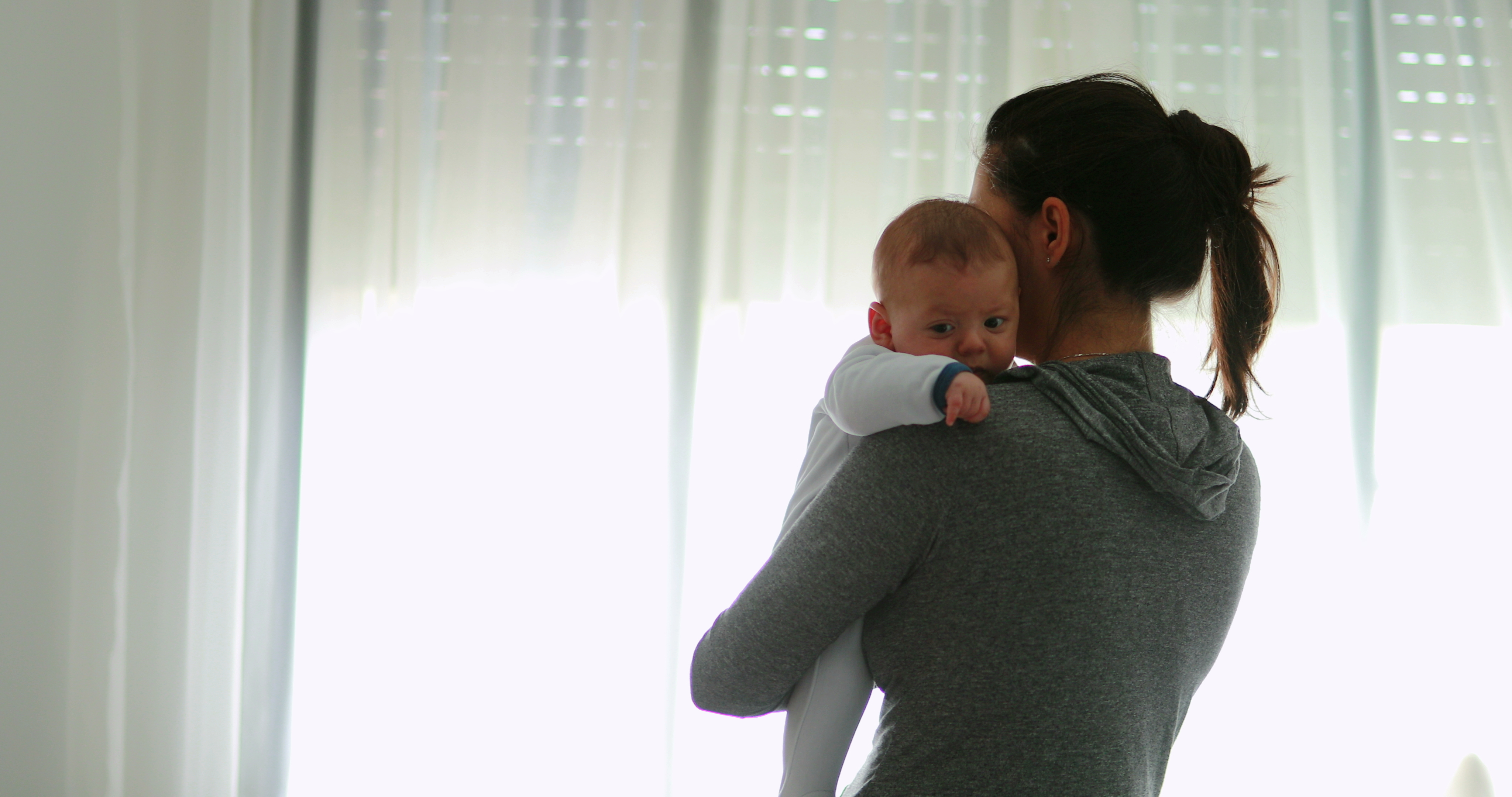 Una madre consuela a un bebé que llora | Foto: Shutterstock