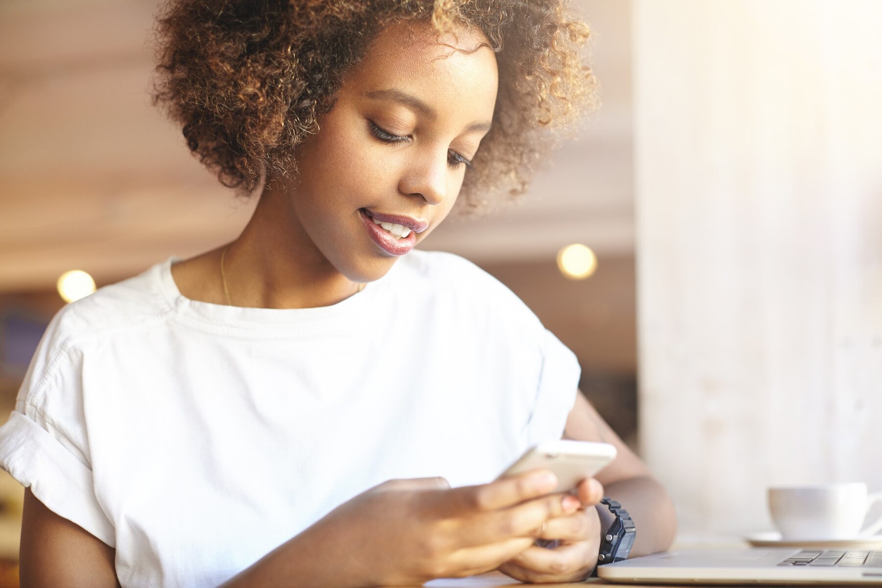 Una mujer tecleando en su teléfono | Fuente: Freepik