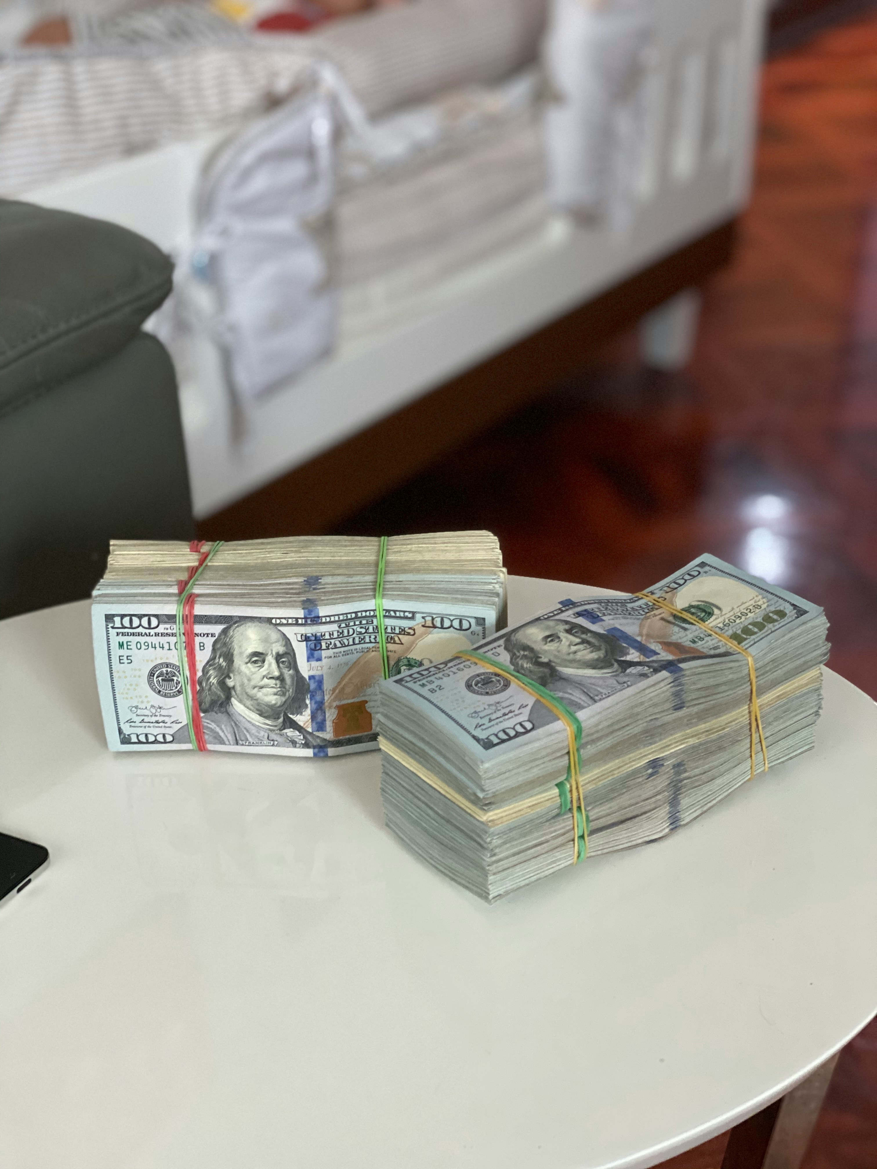 Montones de dinero sobre una mesa | Fuente: Unsplash