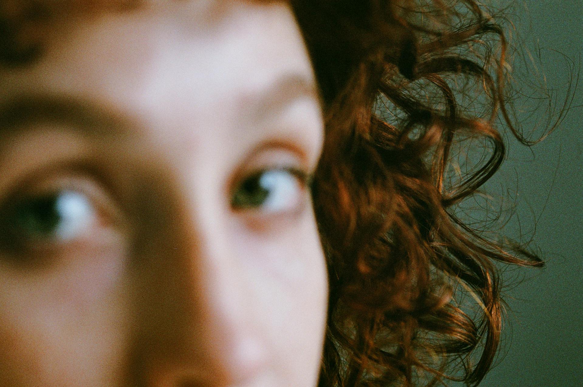 Una mujer mirando a un lado | Fuente: Pexels