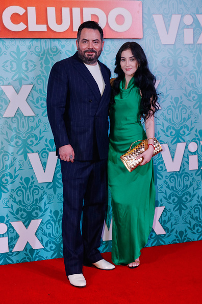 José Eduardo Derbez y Paola Dalay posan para una fotografía en la alfombra roja durante el estreno de "Hotel Todo Incluido" en Cinemex Antara, el 27 de agosto de 2026, en Ciudad de México, México. | Fuente: Getty Images