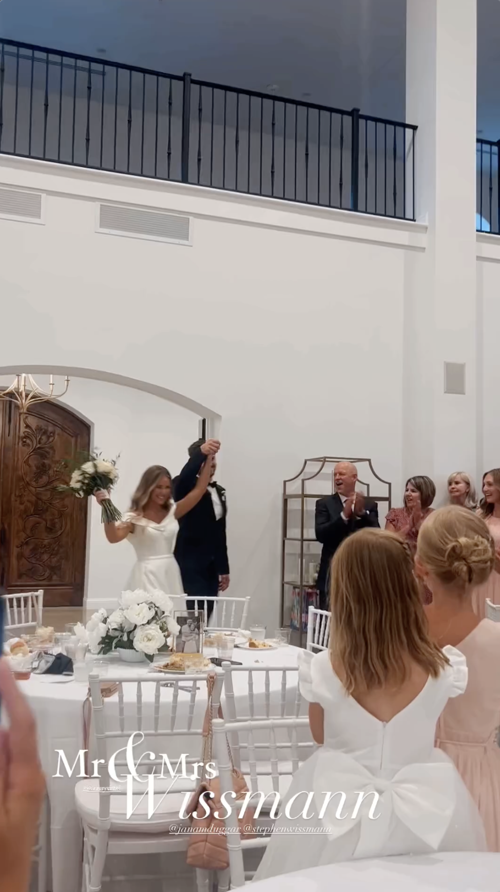 Jana Duggar y Stephen Wissmann entran en su salón de recepciones con invitados y familiares, tal y como compartieron en una Historia de Instagram en agosto de 2024 | Fuente: Instagram/alaythia.wissmann