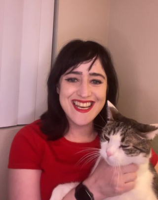 Mara Wilson sonriendo mientras sostiene a su gato, fechada el 14 de diciembre de 2023 | Fuente: Instagram/marawilson