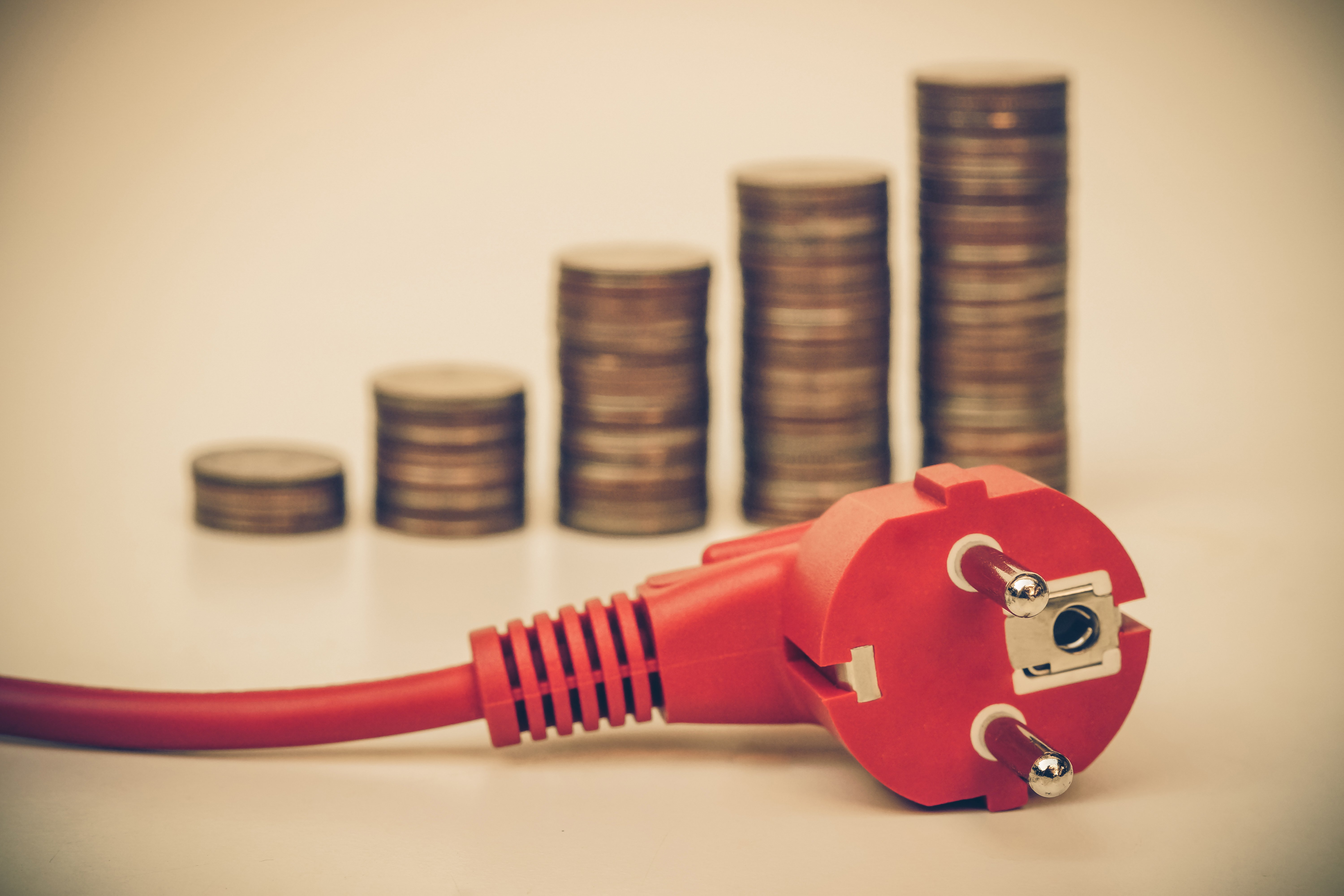 Pilas de monedas y cable eléctrico. | Foto: Shutterstock