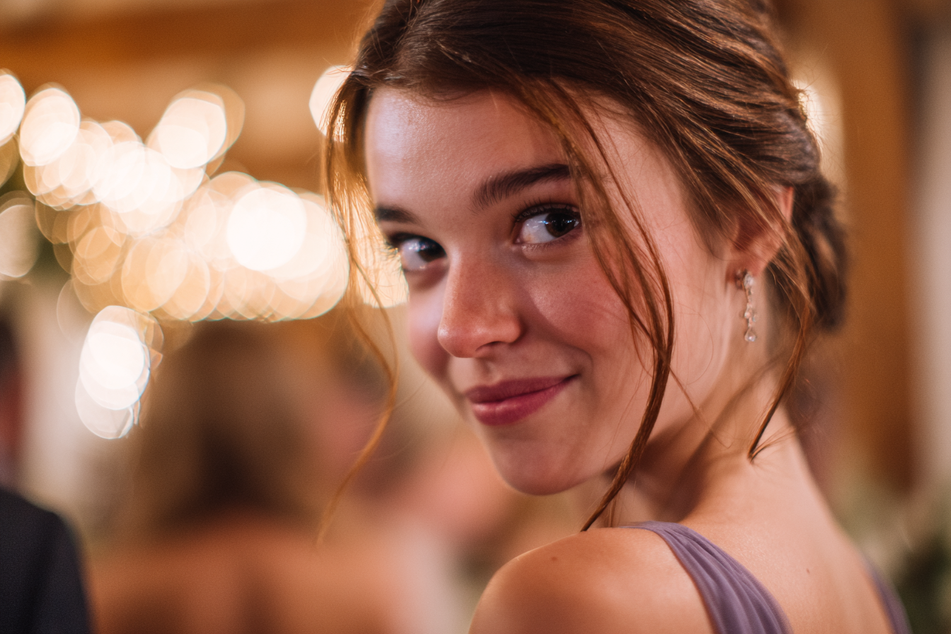 Una joven sonriendo pícaramente | Fuente: Midjourney