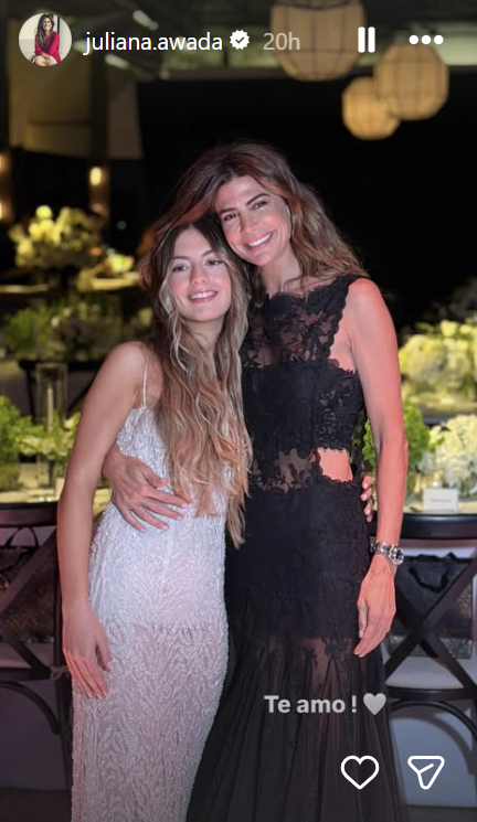 Madre e hija se funden en un cariñoso abrazo que deja ver sus contrastantes looks de gala. Antonia Macri luce radiante con su vestido blanco de breteles finos cubierto de pedrería y bordados texturizados sobre una base traslúcida. A su lado, Juliana Awada exhibe la minuciosa elaboración de su vestido negro, con cuerpo de encaje calado, cortes laterales en la cintura y falda vaporosa de tul. | Fuente: Instagram/juliana.awada