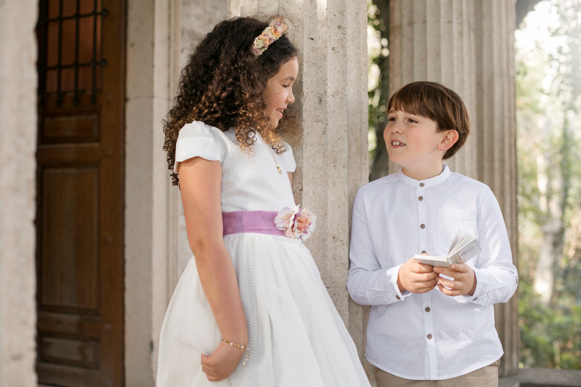 Un niño y una niña en un evento | Fuente: Freepik