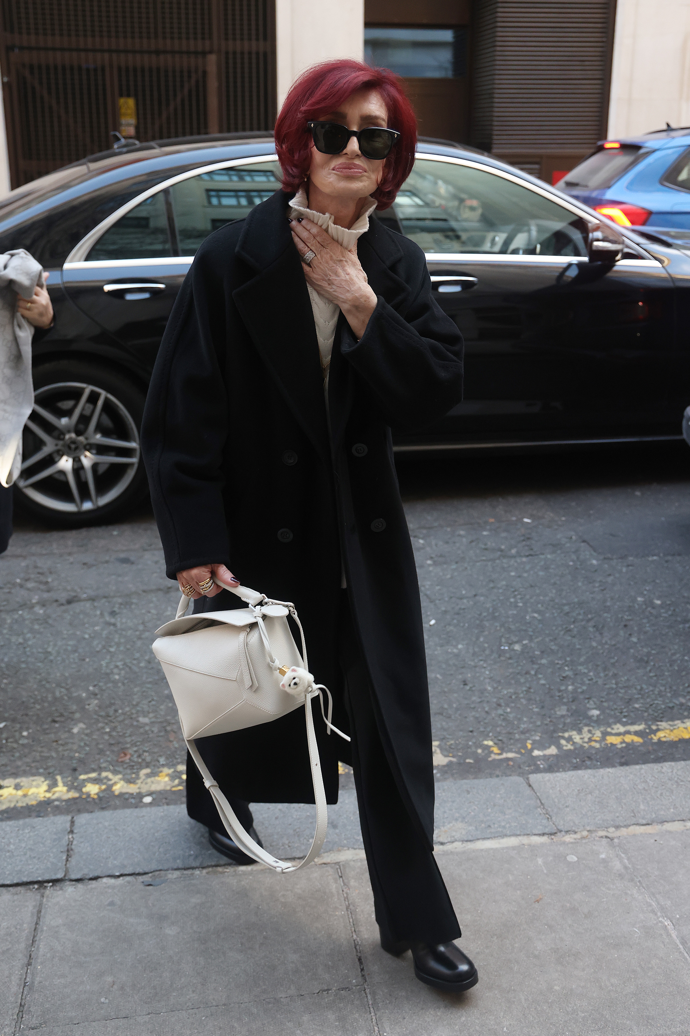 Sharon Osbourne vista de paseo en Londres, Inglaterra, el 18 de enero de 2024 | Fuente: Getty Images