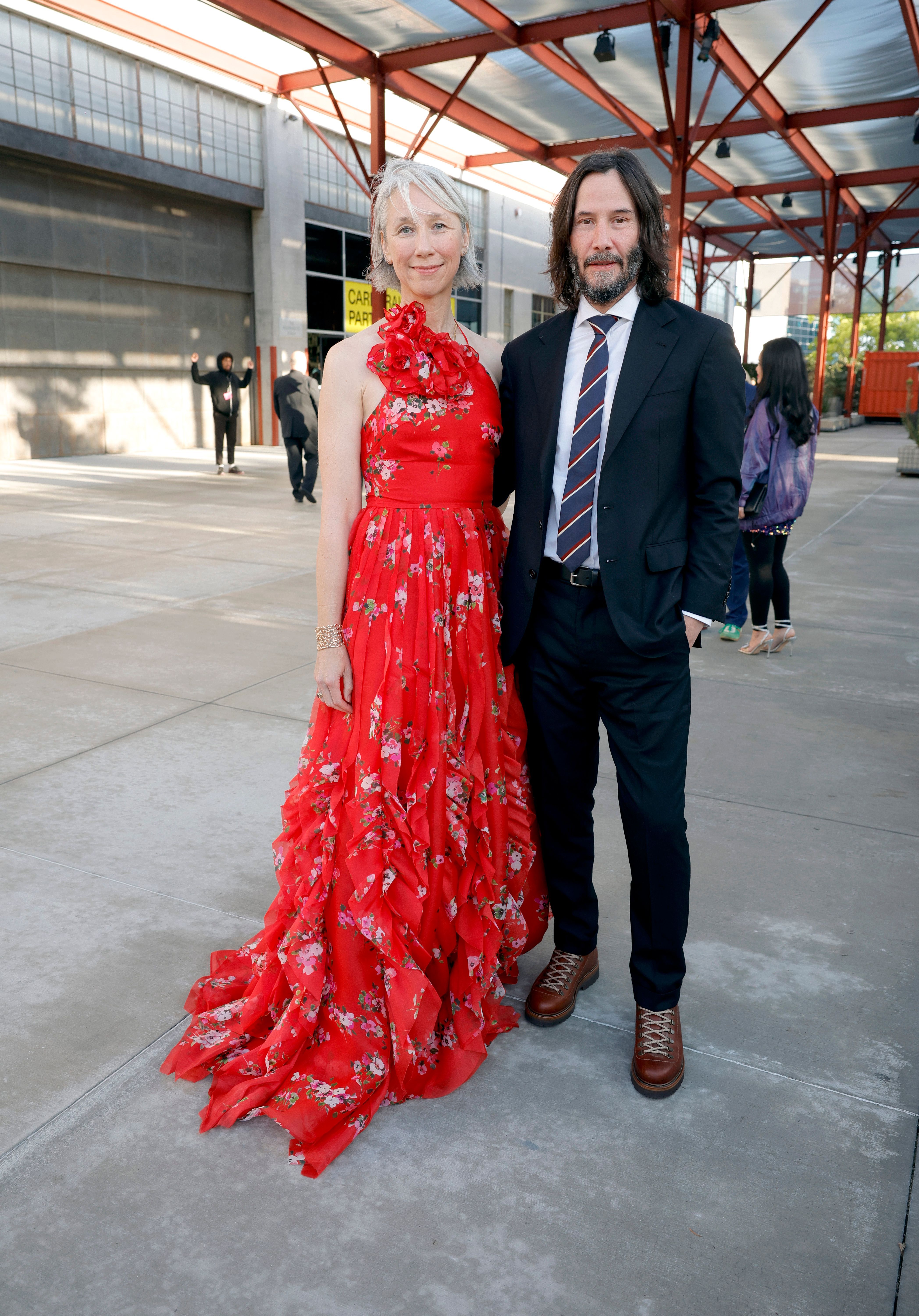 Alexandra Grant y Keanu Reeves en Los Ángeles, California, el 15 de abril de 2023. | Foto: Getty Images