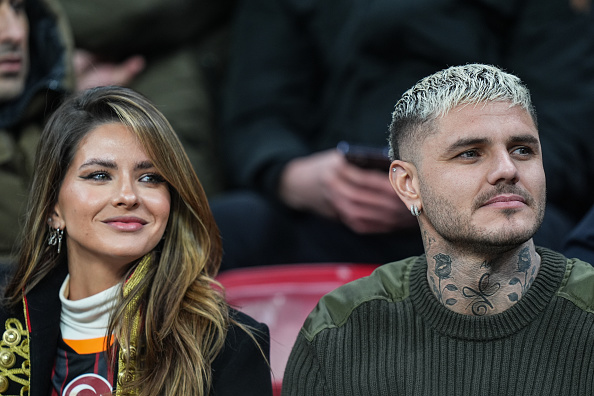Mauro Icardi, del Galatasaray, y su novia, la China Suárez, siguieron el partido de la jornada 25 de la Superliga de Turquía entre Galatasaray y Fenerbahçe en el RAMS Park de Estambul, Turquía, el 24 de febrero de 2025. | Fuente: Getty Images