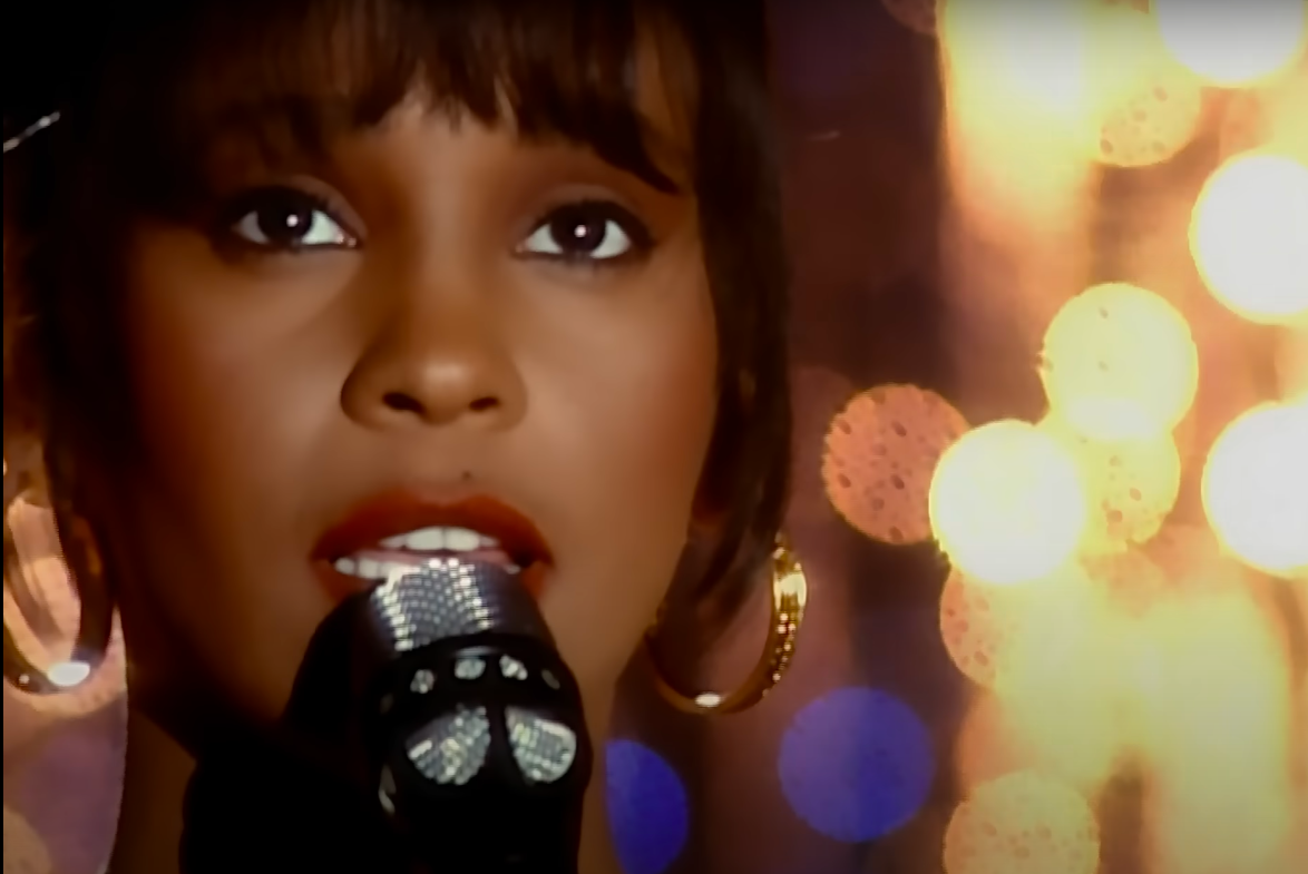 Whitney Houston en una escena de "The Bodyguard", compartida a través de su vídeo musical para "I Will Always Love You", publicado el 28 de septiembre de 2010 | Fuente: YouTube/Whitney Houston