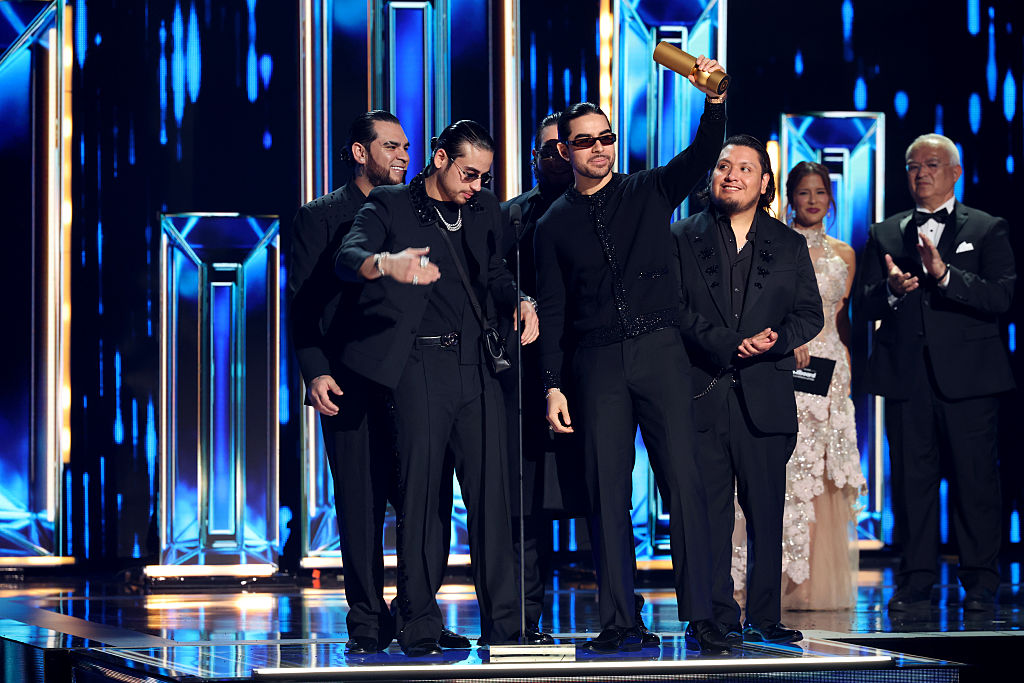 José "Pelón" García, Khrystian Ramos, Jesús Ortiz Paz, Moisés López y Samuel Jaimez de Fuerza Regida aceptan el premio a la Canción Latina Caliente del Año por "Marlboro Rojo" en los Premios Billboard de la Música Latina 2026 celebrados en el James L. Knight Center el 22 de octubre de 2026 en Miami, Florida. | Fuente: Getty Images