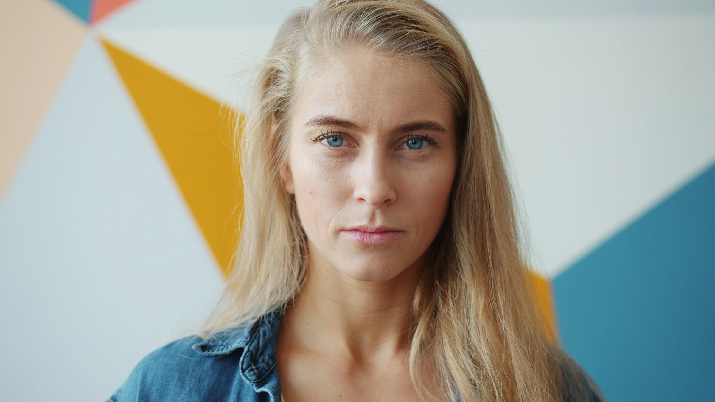 Una donna con un'espressione facciale seria | Fonte: Unsplash
