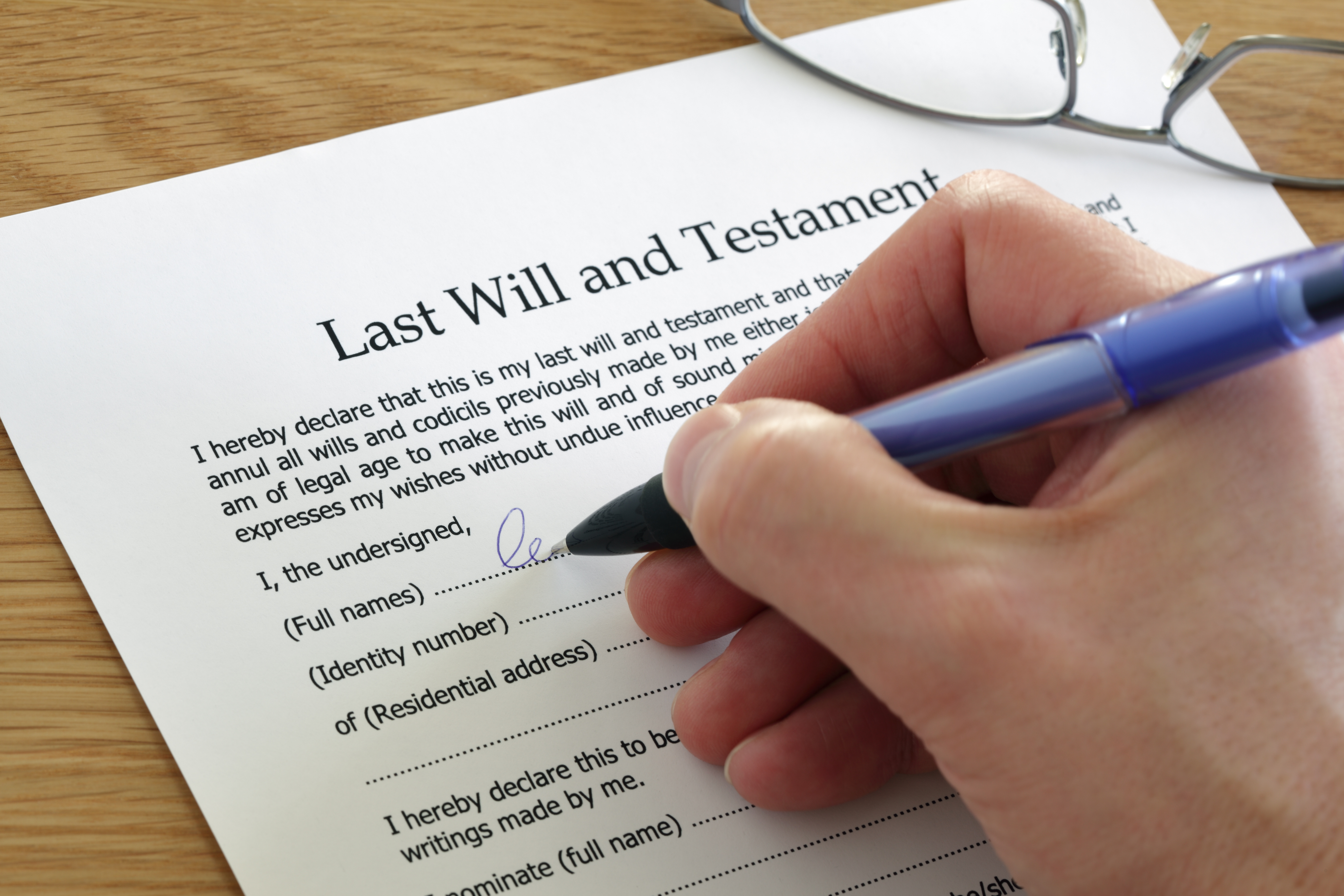 Persona firmando su última voluntad | Foto: Shutterstock