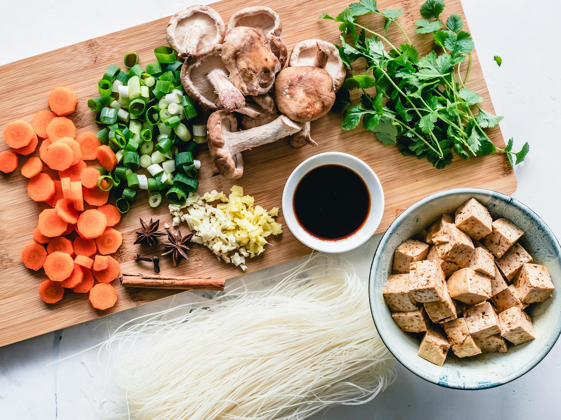 Verduras sobre una tabla de cortar | Fuente: Pexels