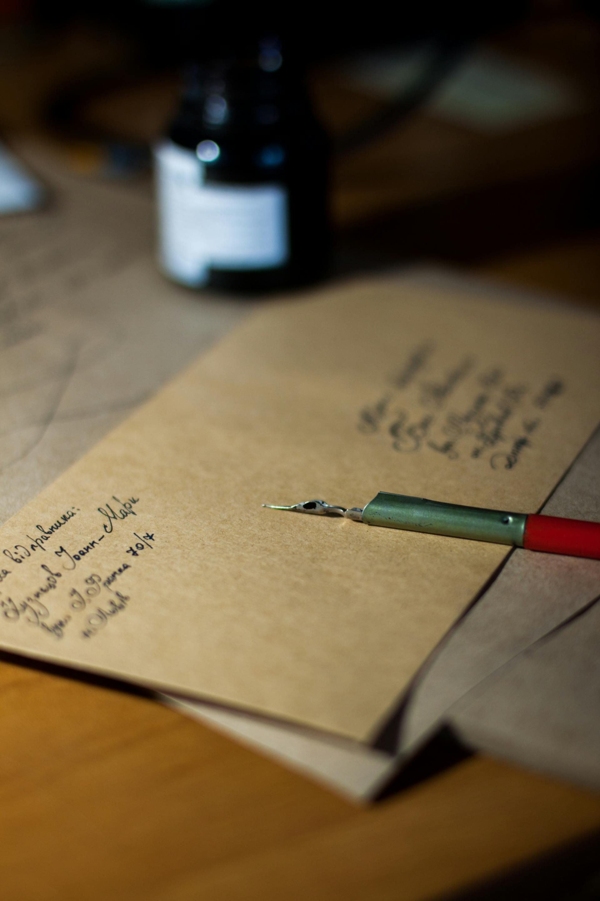 Un sobre marrón y un bolígrafo de tinta sobre una mesa | Fuente: Pexels