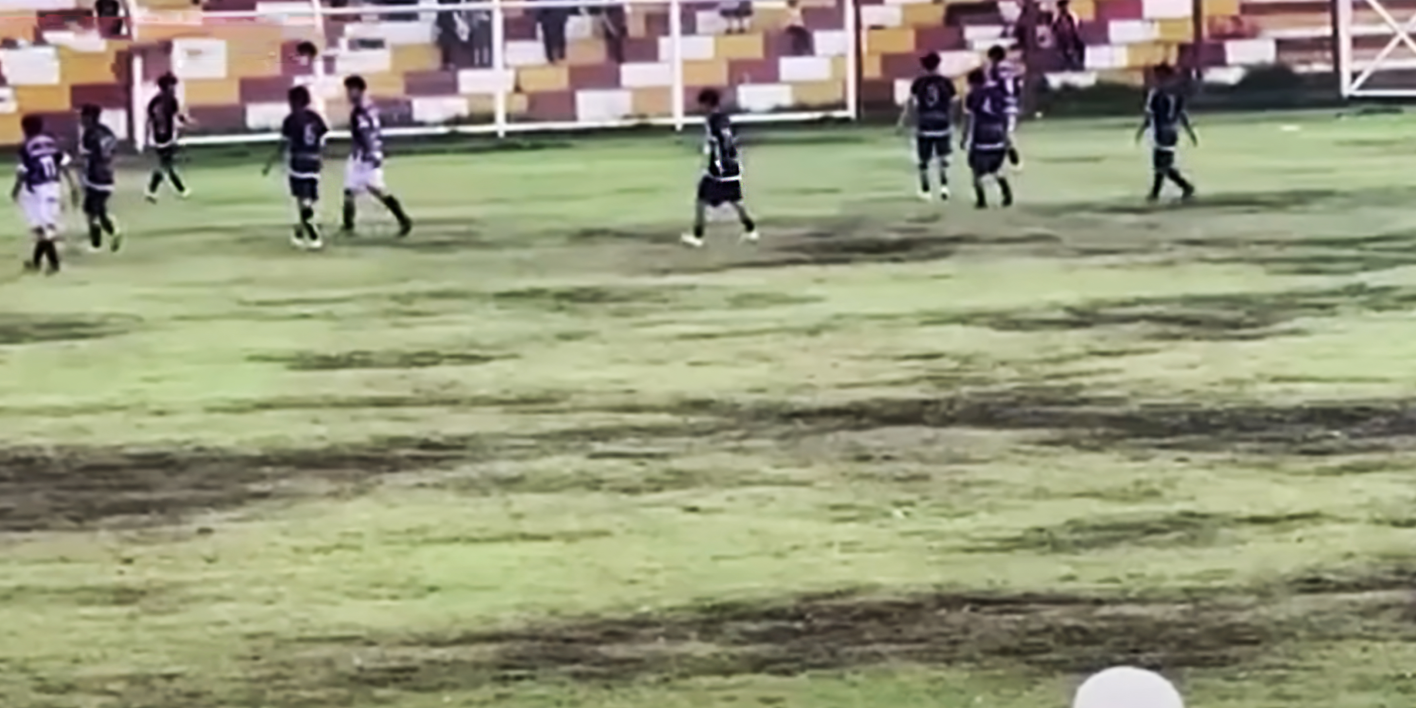 Futbolistas en el estadio Coto Coto, en la ciudad de Chilca, Perú | Fuente: Youtube.com/abscbnnews