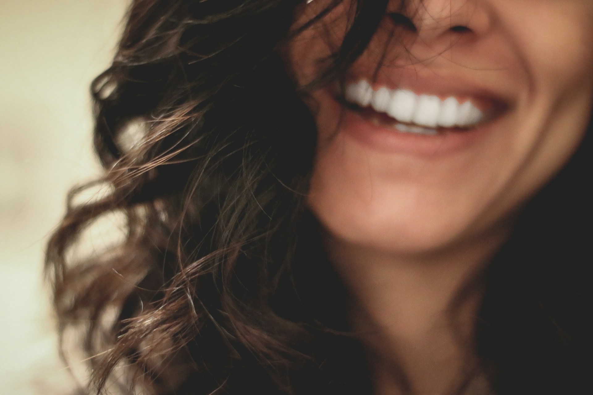 Foto recortada de una mujer riendo | Fuente: Unsplash
