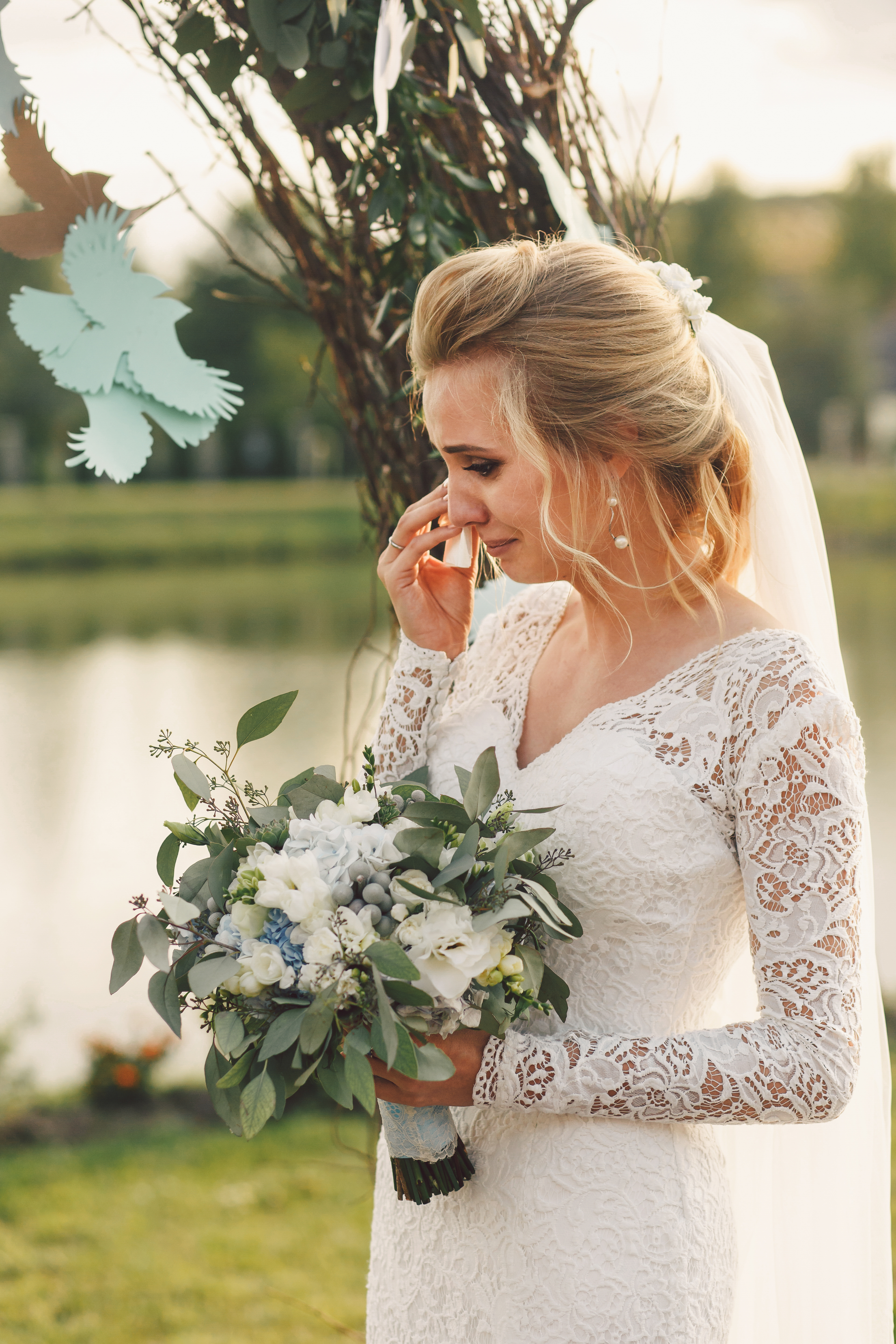 Una novia llorando al aire libre | Fuente: Shutterstock