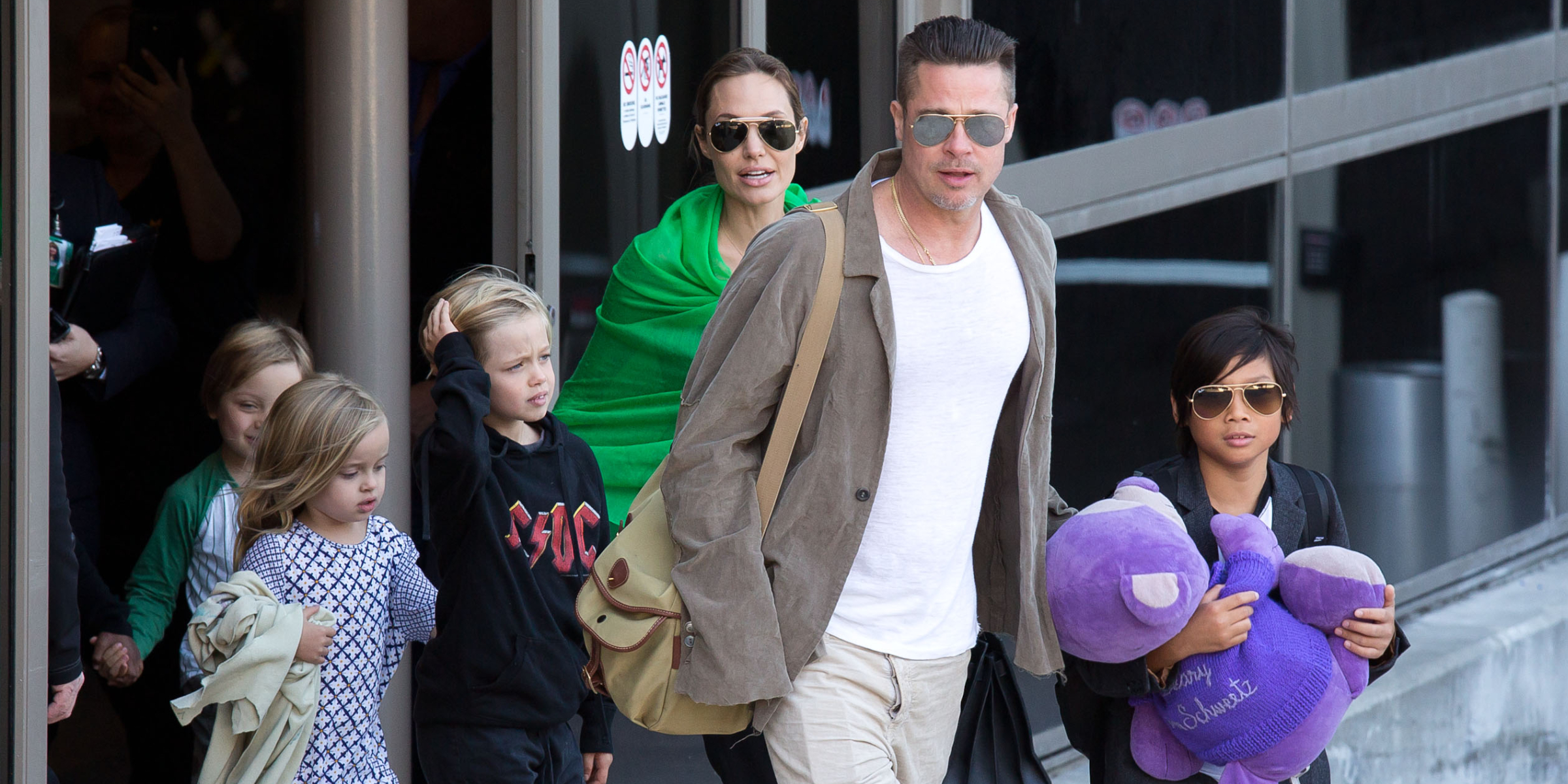 Brad Pitt y Angelina Jolie con sus hijos Pax, Shiloh, Vivienne y Knox | Foto: Getty Images
