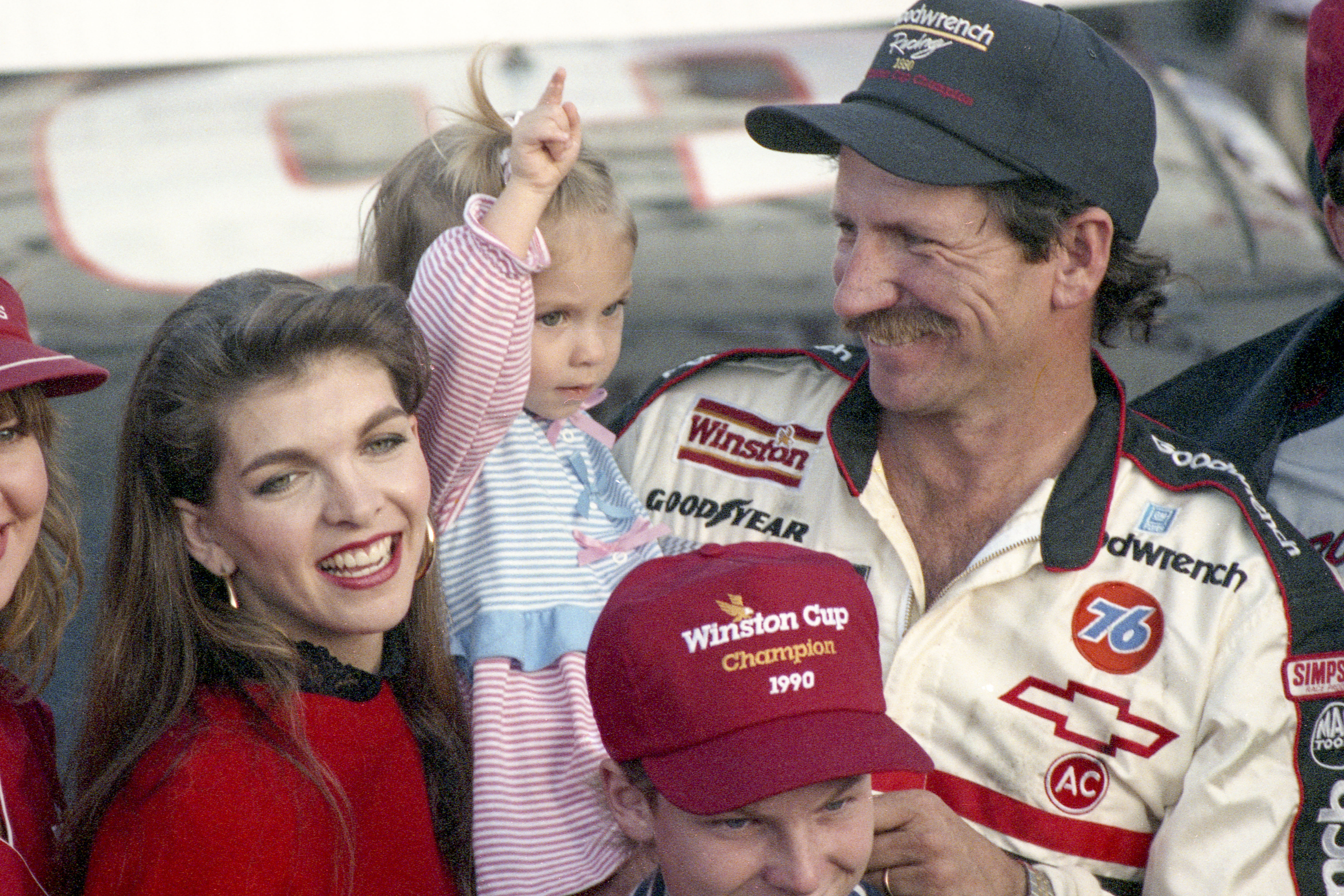 Dale Earnhardt celebra su 4º Campeonato de la Copa Winston de NASCAR con su esposa y dos de sus hijos el 18 de noviembre de 1990 | Fuente: Getty Images