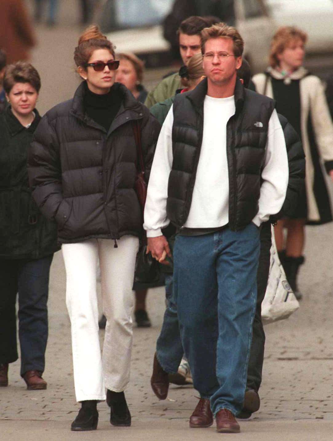 Cindy Crawford y Val Kilmer fotografiados en las calles de Moscú, Rusia, el 13 de abril de 1996. | Fuente: Getty Images
