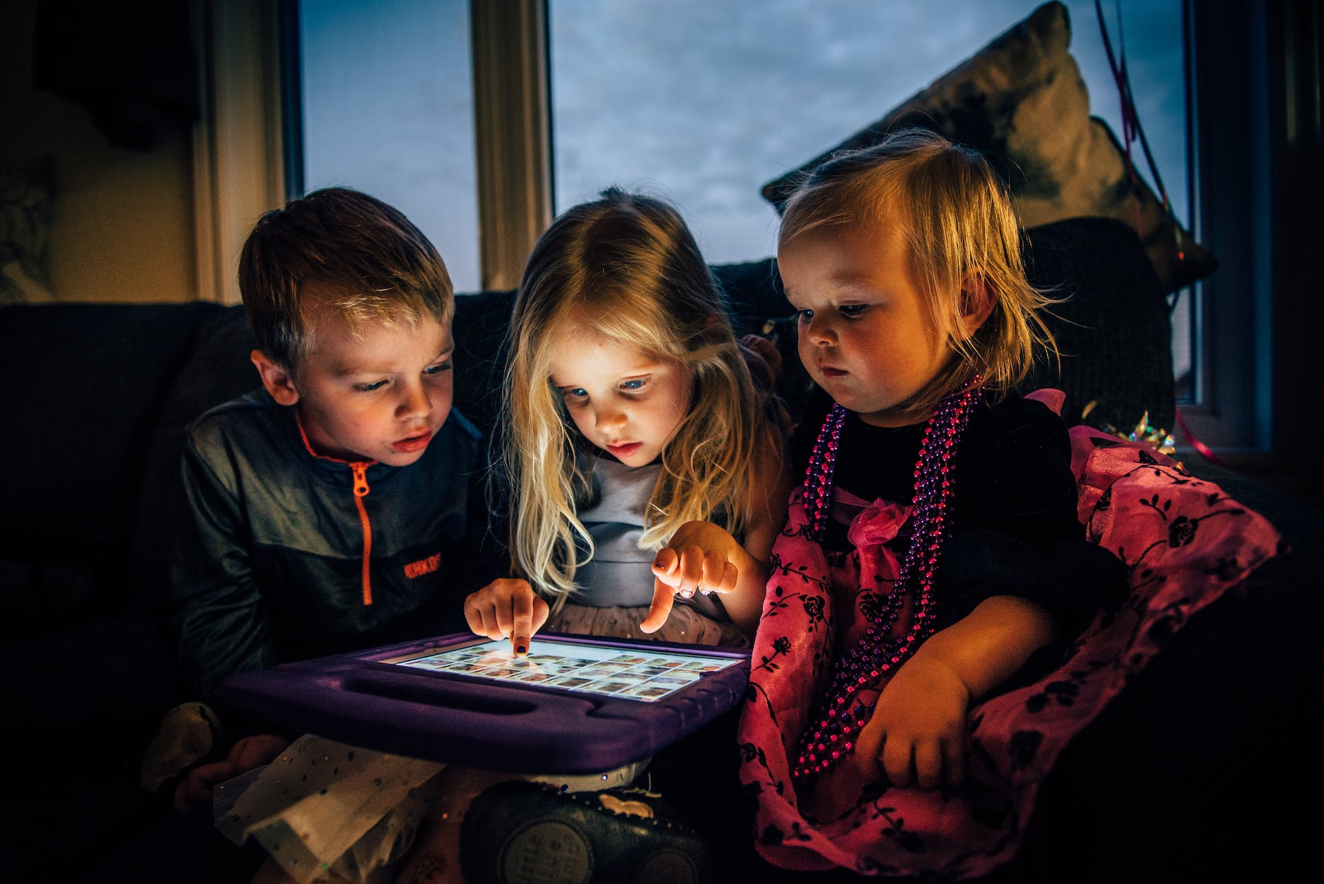 Tres niños mirando una tableta | Fuente: Pexels
