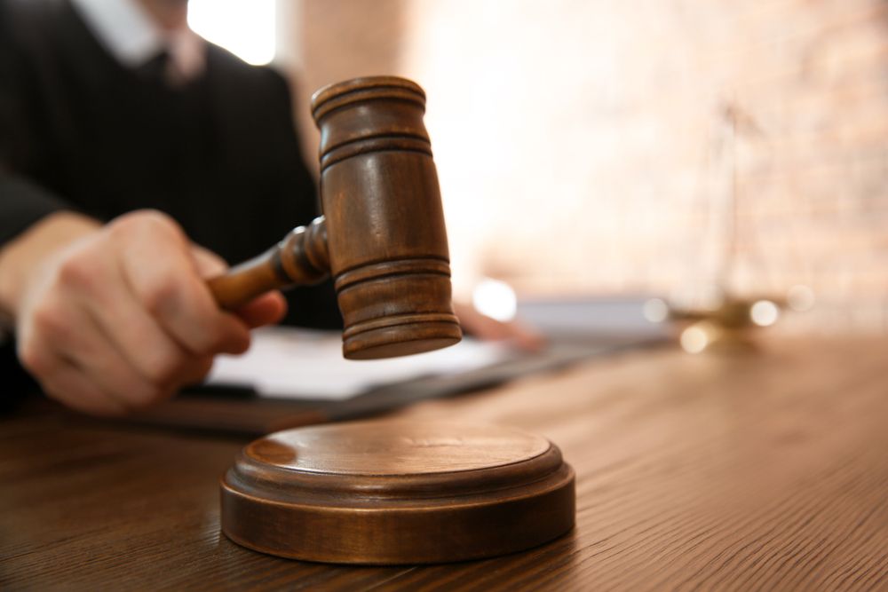 Un juez golpea con el mazo durante un juicio. | Foto: Shutterstock