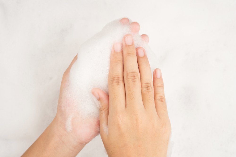 Espuma en la palma de la mano de una mujer. | Foto: Shutterstock
