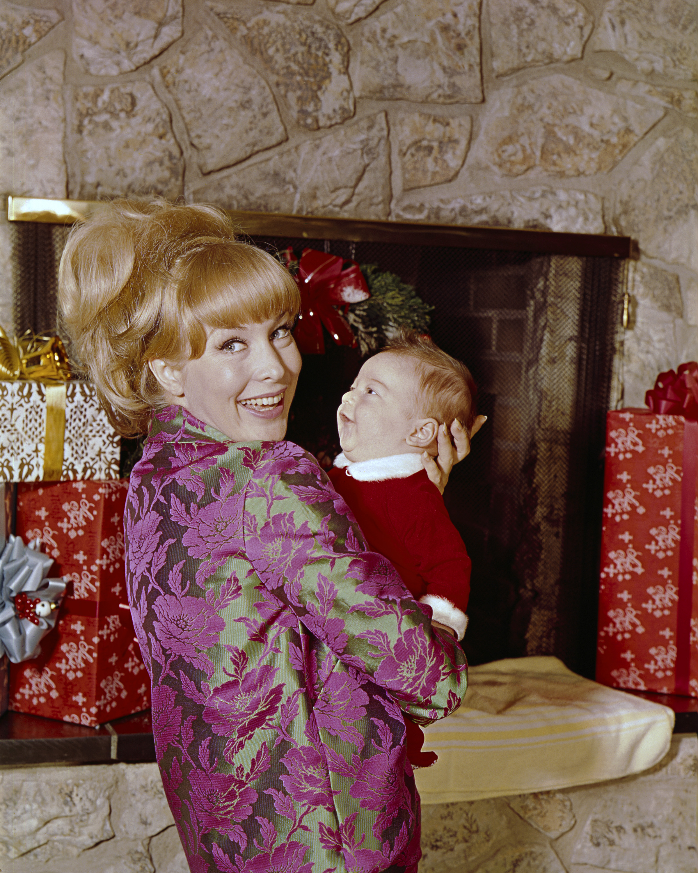 Matthew Michael Ansara y Barbara Eden en el plató de "Sueño con Jeannie". | Fuente: Getty Images