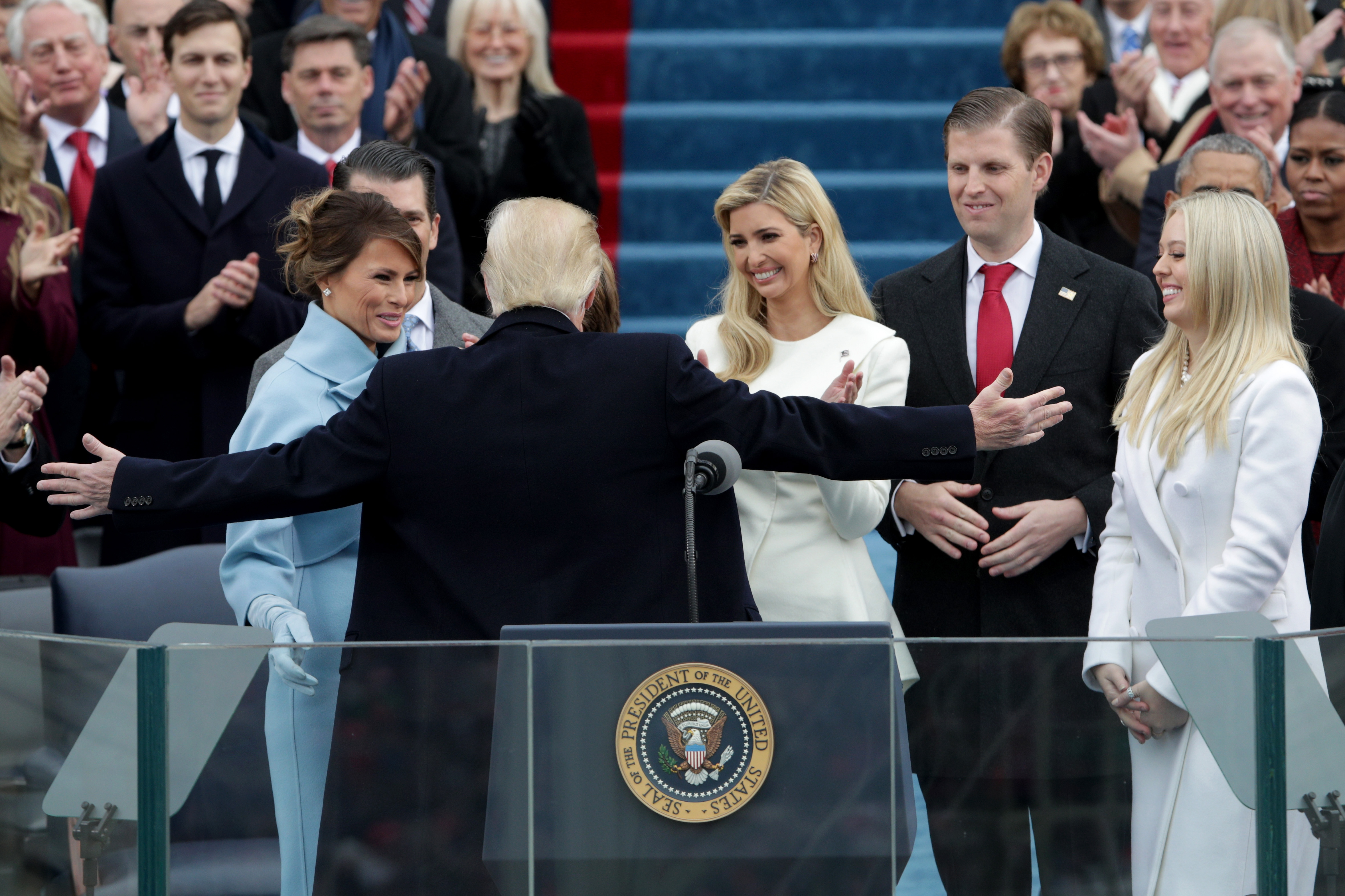 La primera dama Melania Trump, Ivanka Trump, Eric Trump y Tiffany Trump con el presidente Donald Trum tras su toma de posesión en la fachada oeste del Capitolio de EE.UU. el 20 de enero de 2017 en Washington, DC. | Fuente: Getty Images