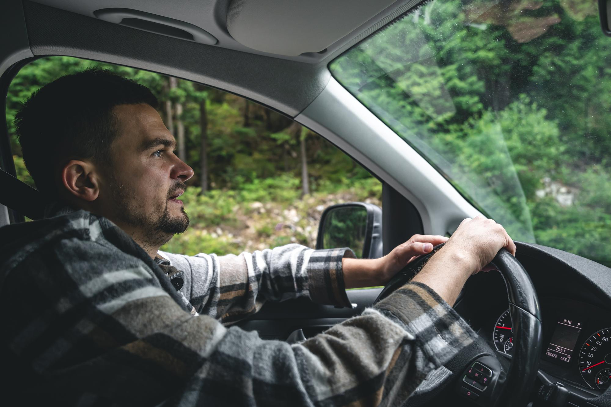 Un hombre alejándose en coche | Fuente: Freepik