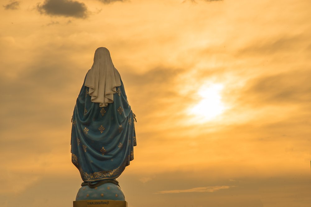 Imagen de la Virgen María frente al atardecer.| Fuente: Shutterstock