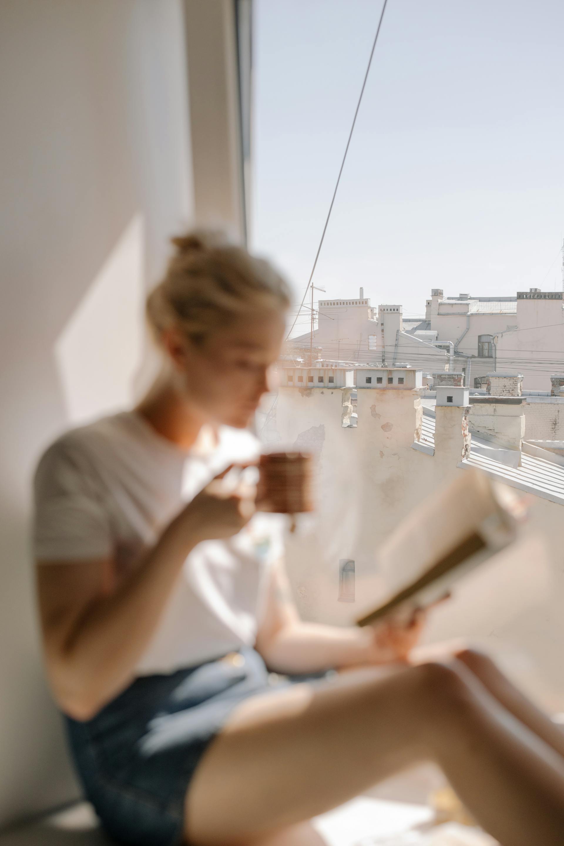Una mujer tomando te | Fuente: Pexels
